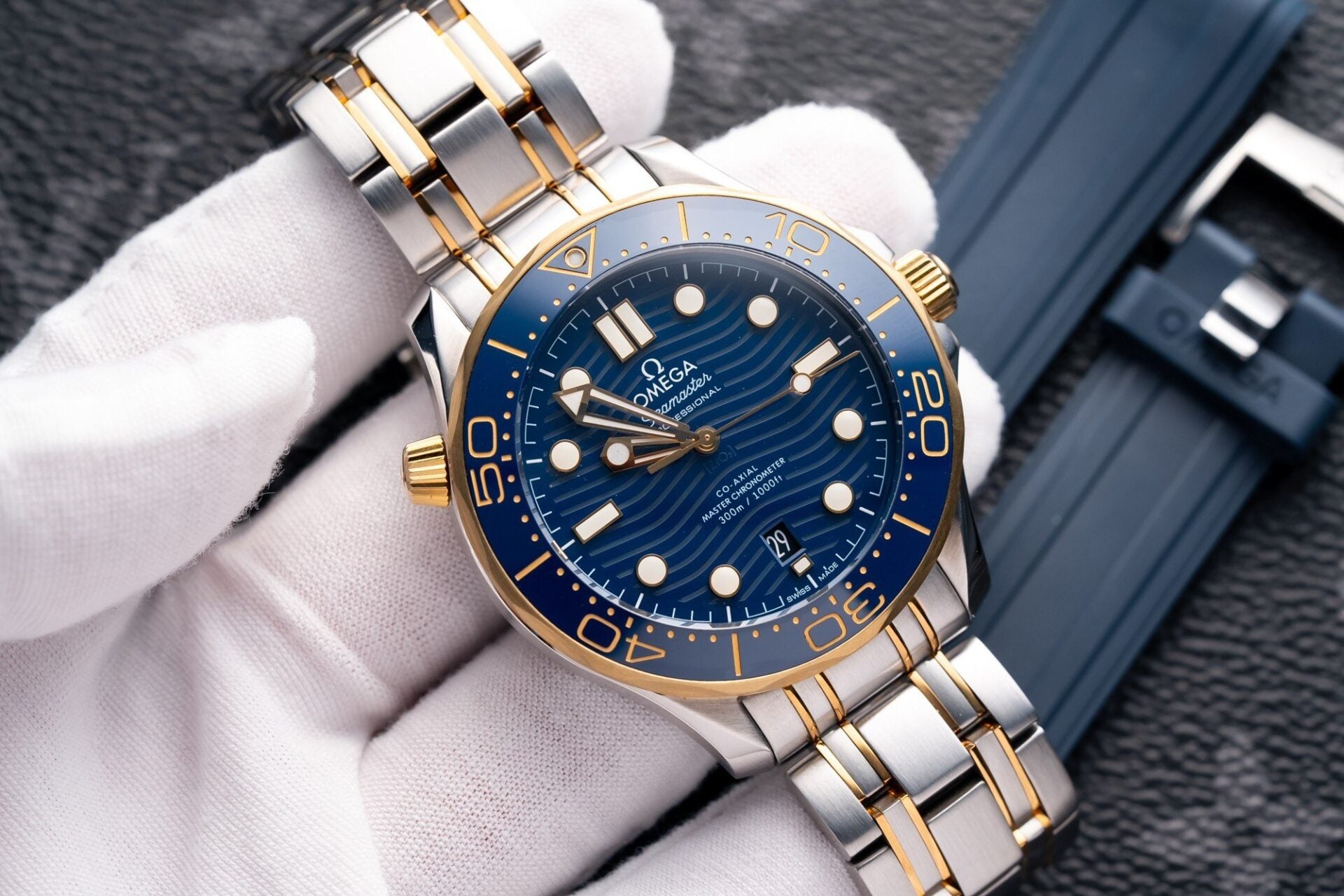 Luxury Diver Style Watch Blue Dial Steel Case Rubber Strap