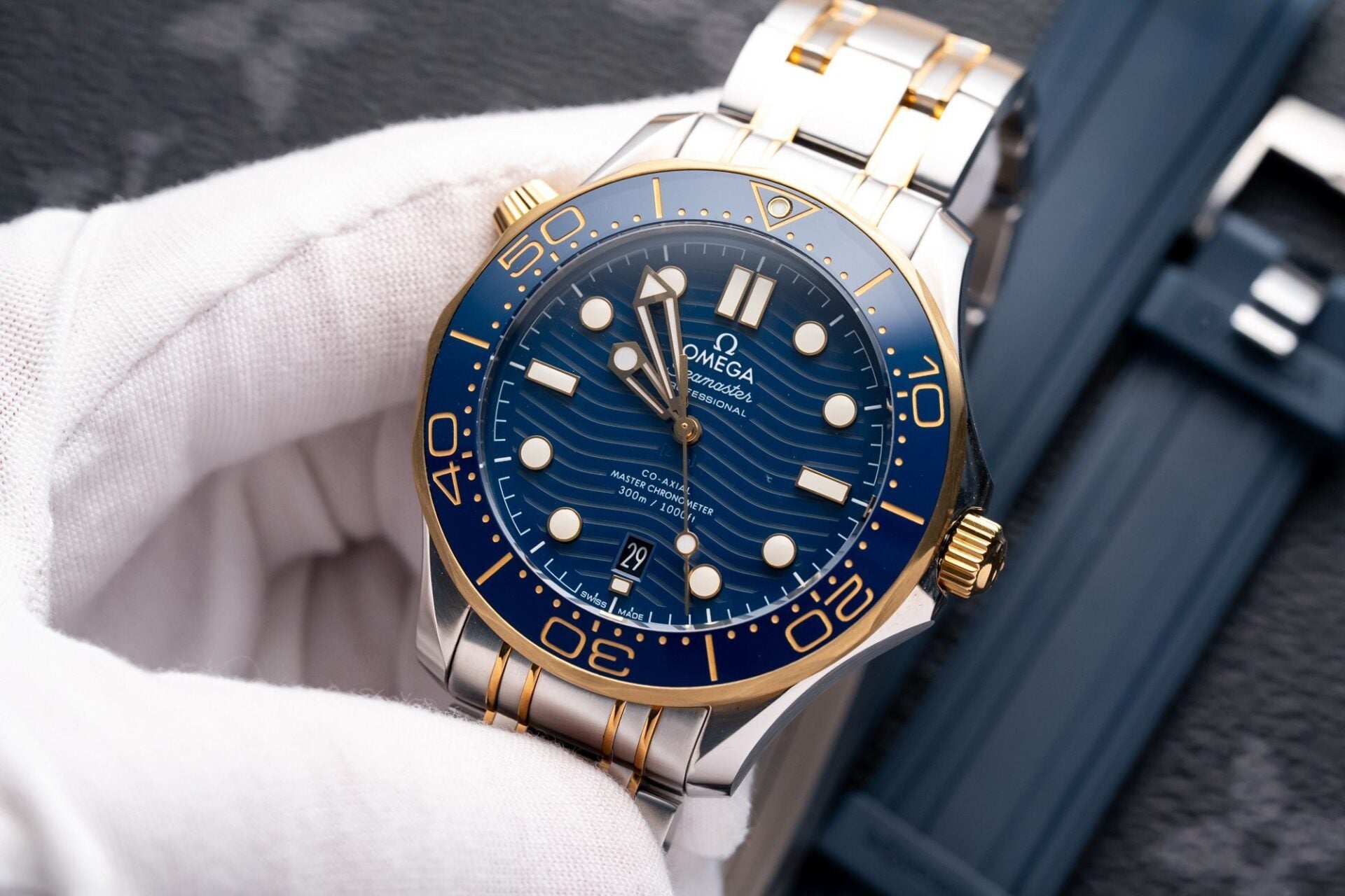 Luxury Diver Style Watch Blue Dial Steel Case Rubber Strap