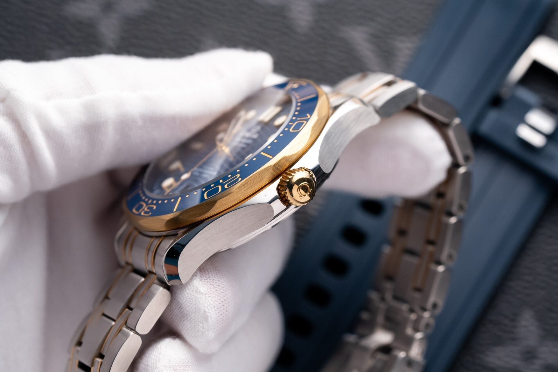 Luxury Diver Style Watch Blue Dial Steel Case Rubber Strap