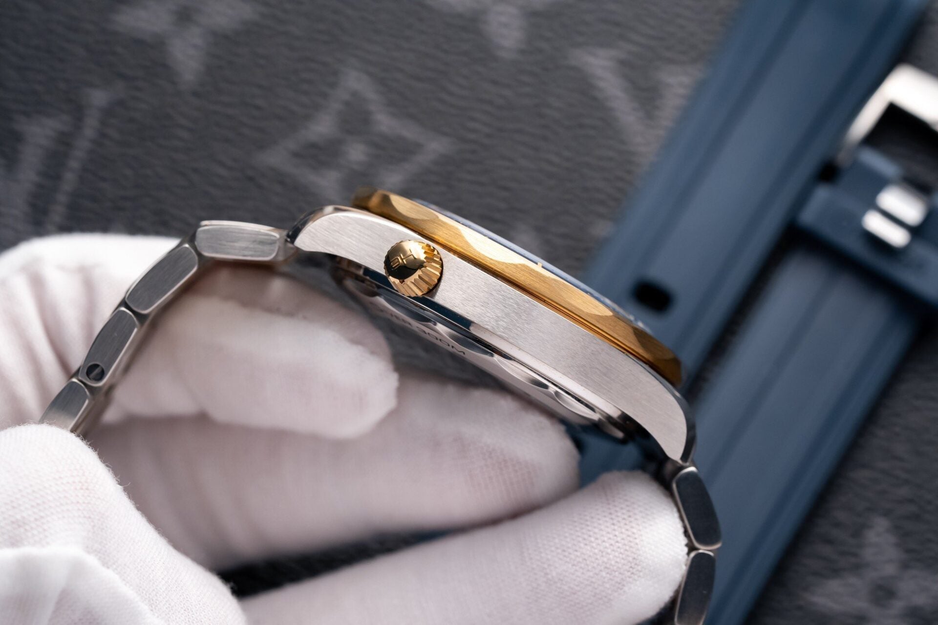 Luxury Diver Style Watch Blue Dial Steel Case Rubber Strap