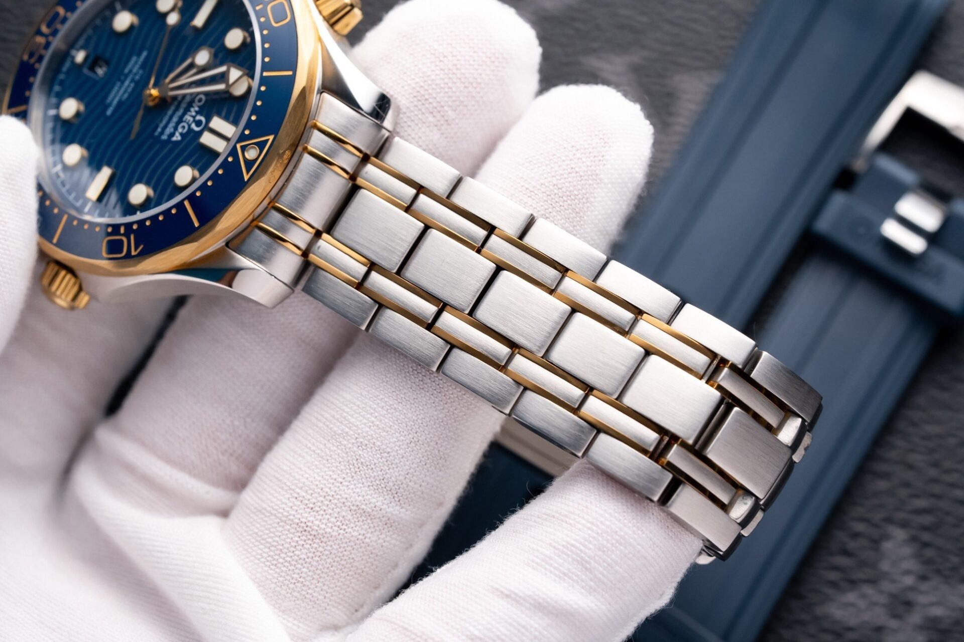 Luxury Diver Style Watch Blue Dial Steel Case Rubber Strap