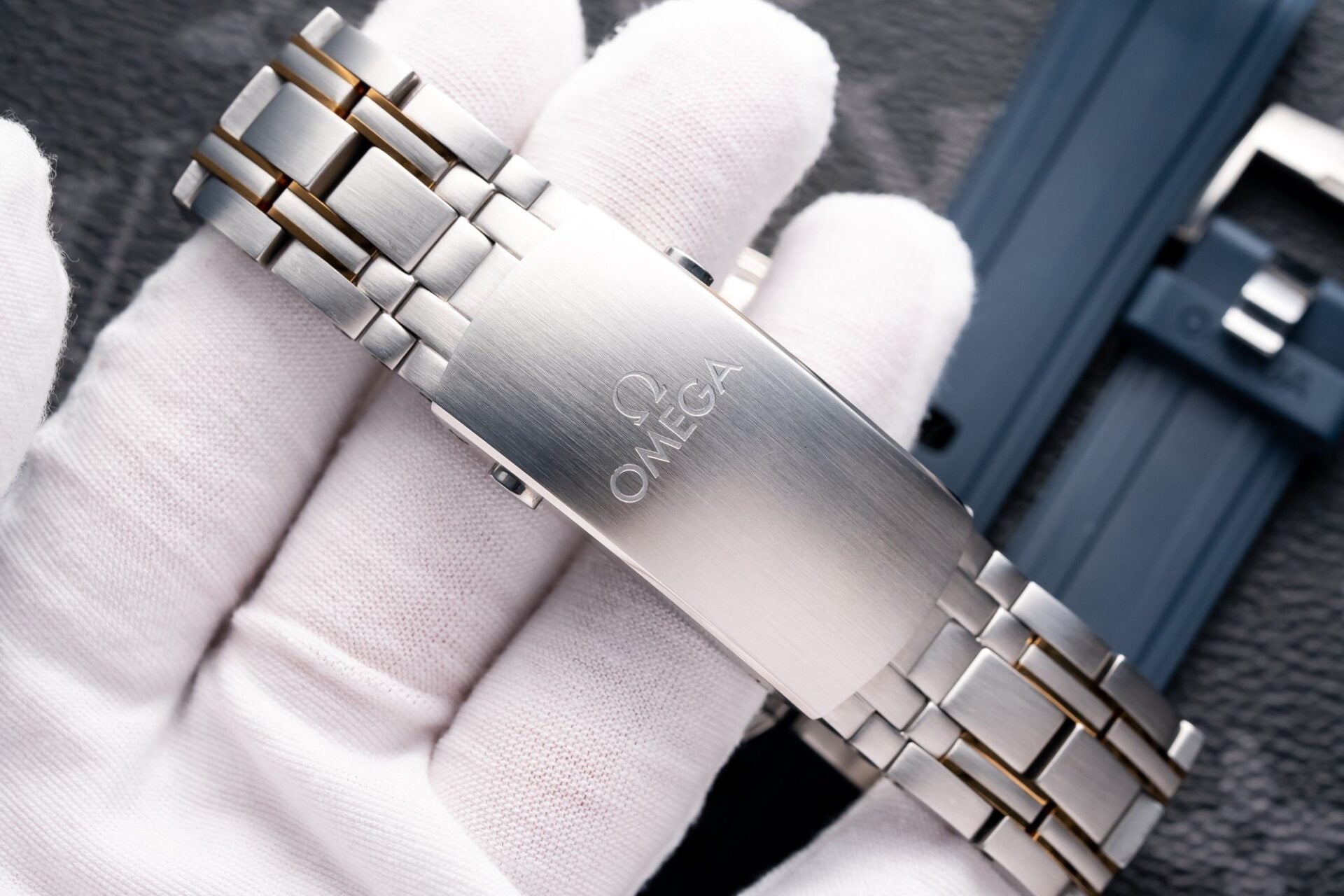 Luxury Diver Style Watch Blue Dial Steel Case Rubber Strap