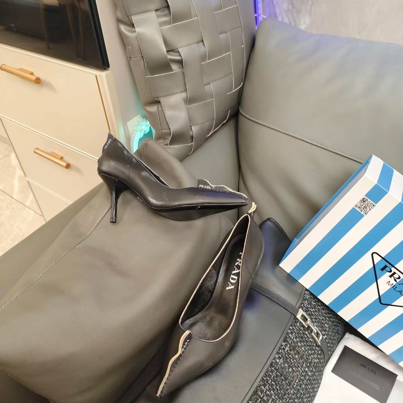 Prada Antiqued Pumps Black Tan calfskin