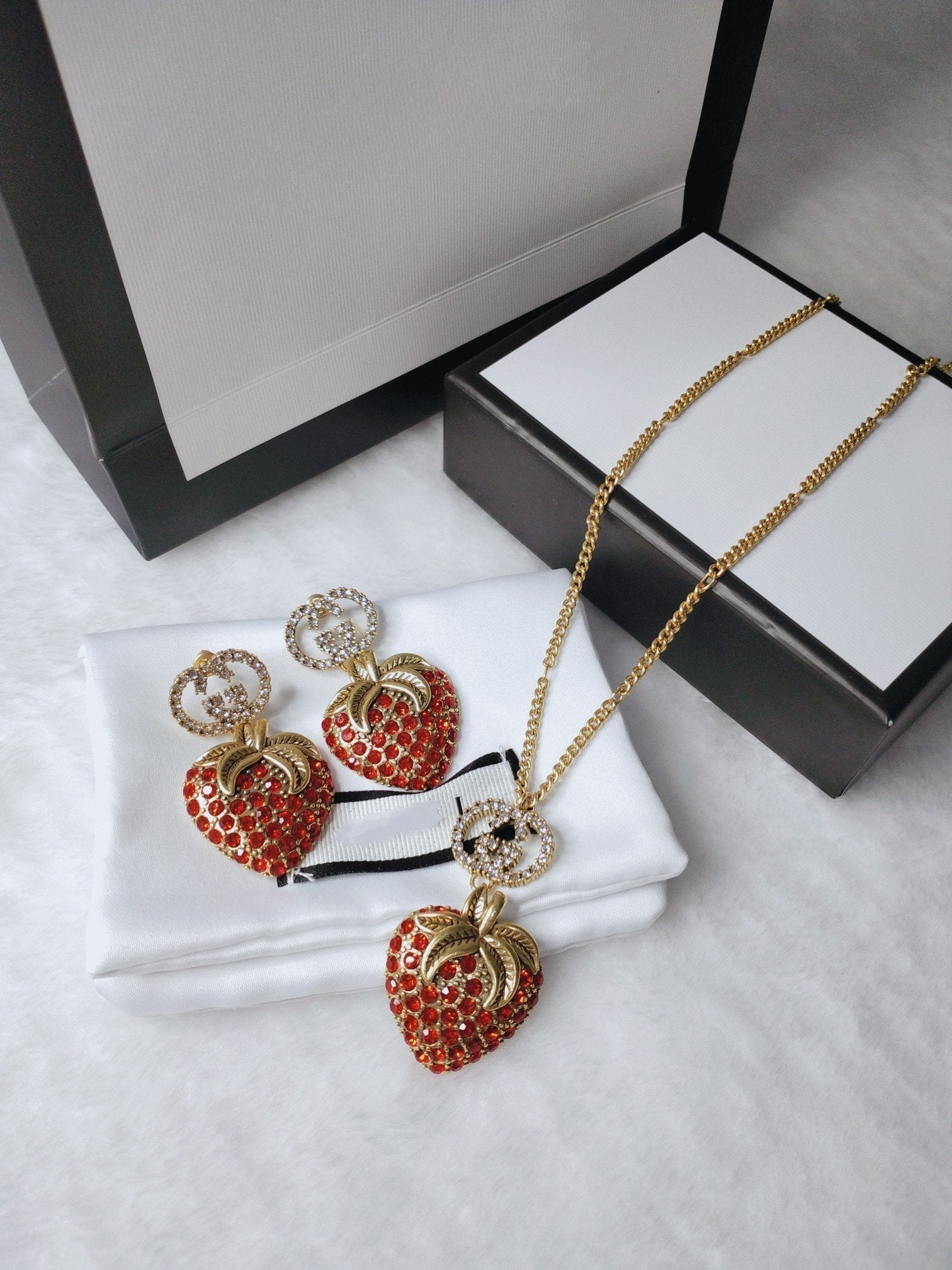 GG RED DIAMOND STRAWBERRY NECKLACE