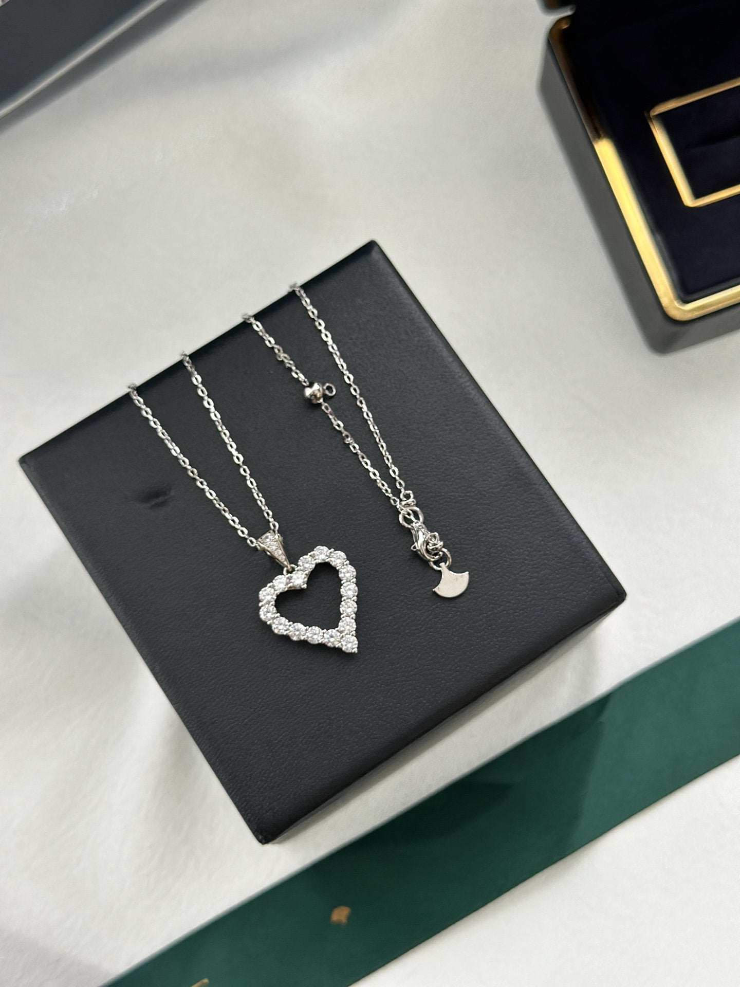 HEART SILHOUETTE SILVER DIAMOND NECKLACE