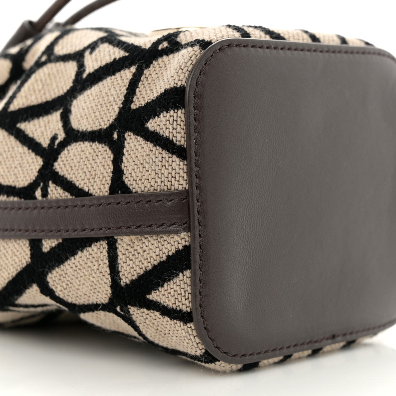 Toile Iconographe Nappa Mini Vlogo Signature Bucket Bag Naturale Black Fondant