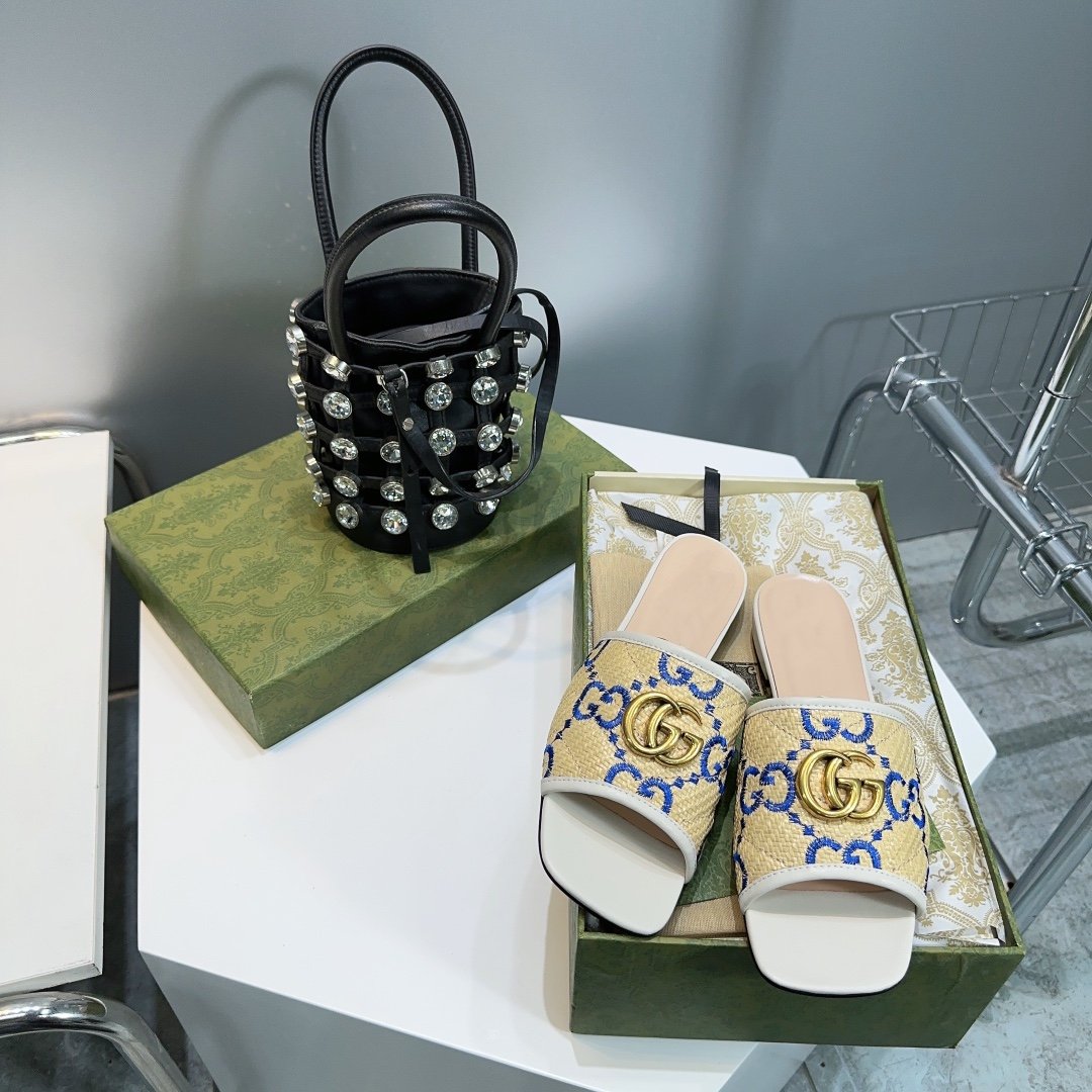 GG MATELASSÃ‰ CANVAS SLIDES GREEN LOGO