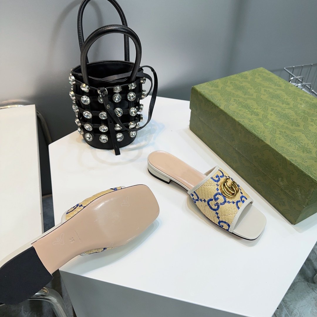 GG MATELASSÃ‰ CANVAS SLIDES GREEN LOGO