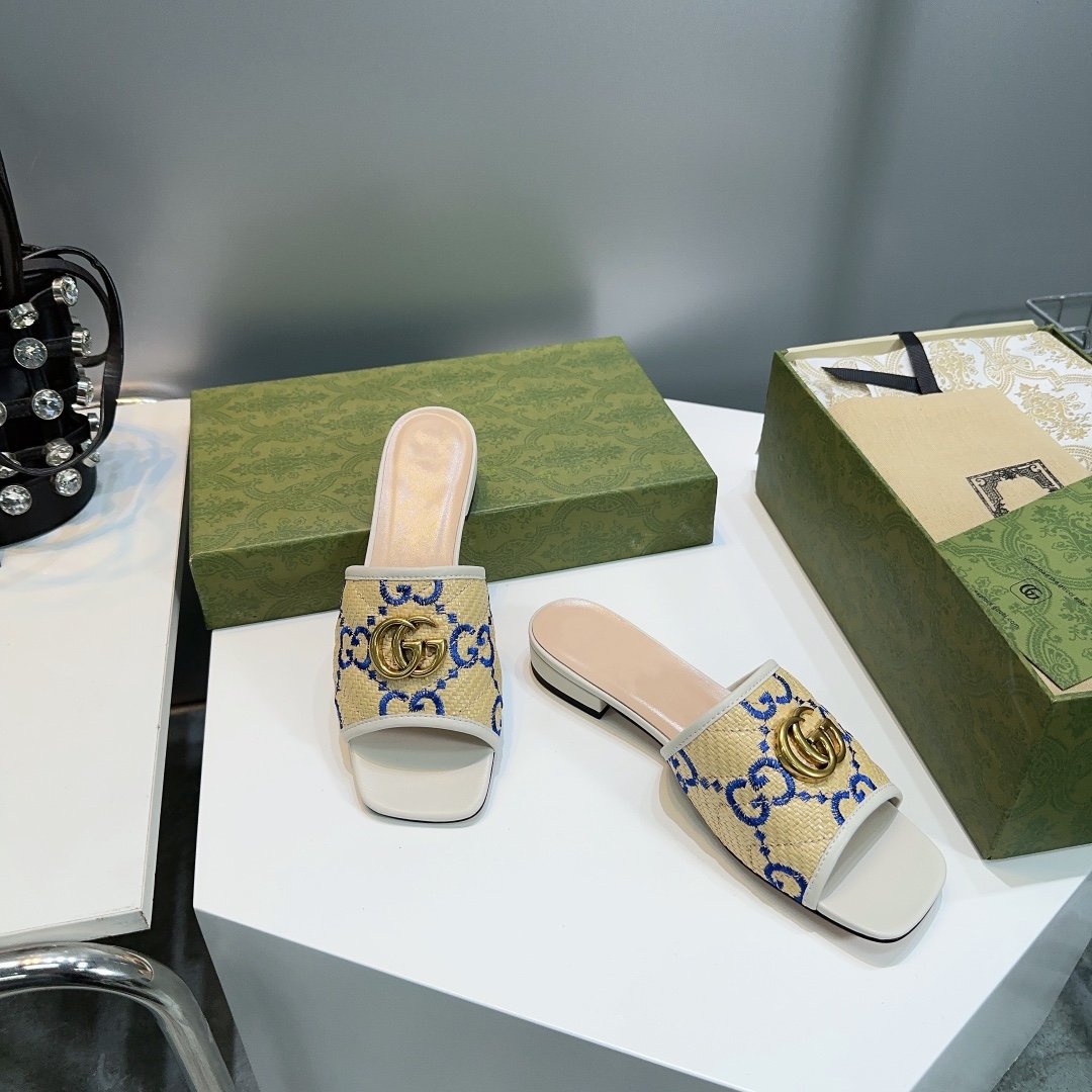 GG MATELASSÃ‰ CANVAS SLIDES GREEN LOGO