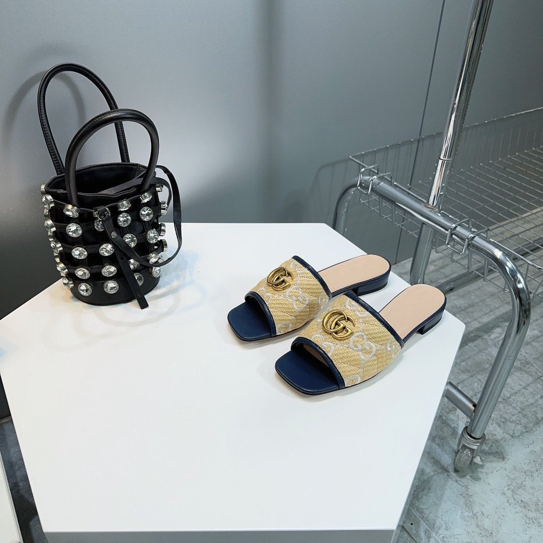 GG MATELASSÃ‰ CANVAS SLIDES WHITE LOGO