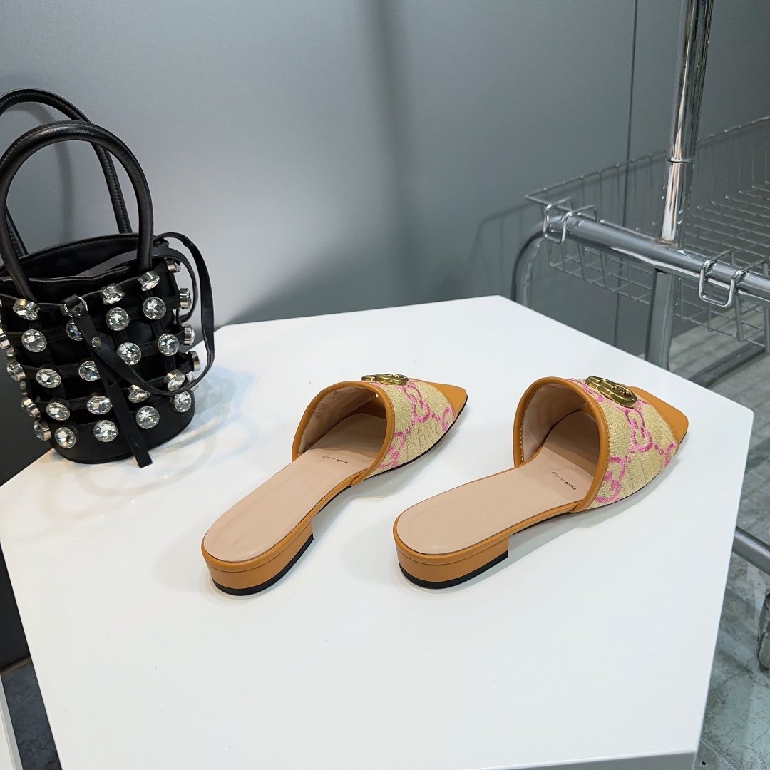 GG MATELASSÃ‰ CANVAS SLIDES PINK LOGO