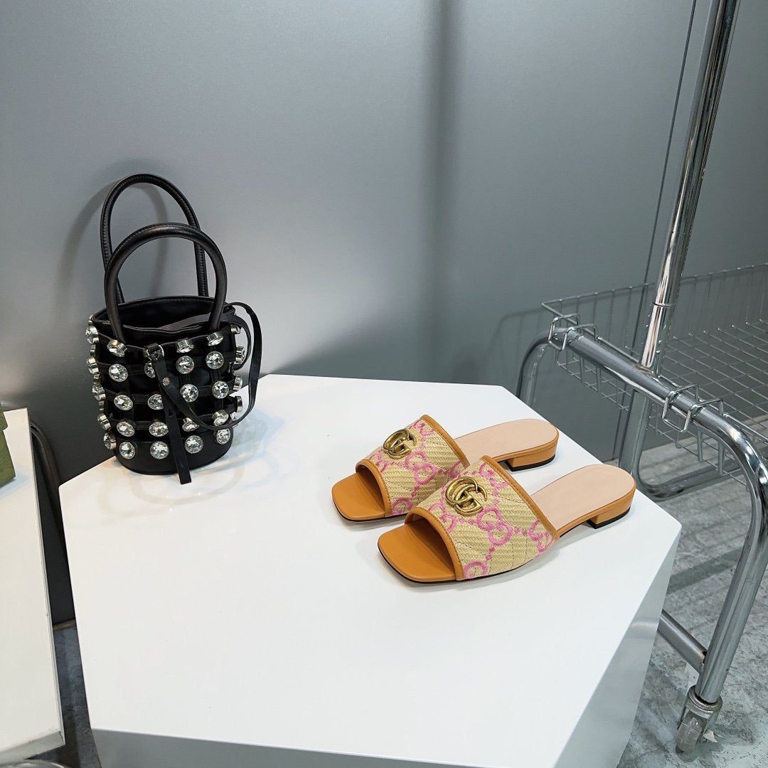 GG MATELASSÃ‰ CANVAS SLIDES PINK LOGO