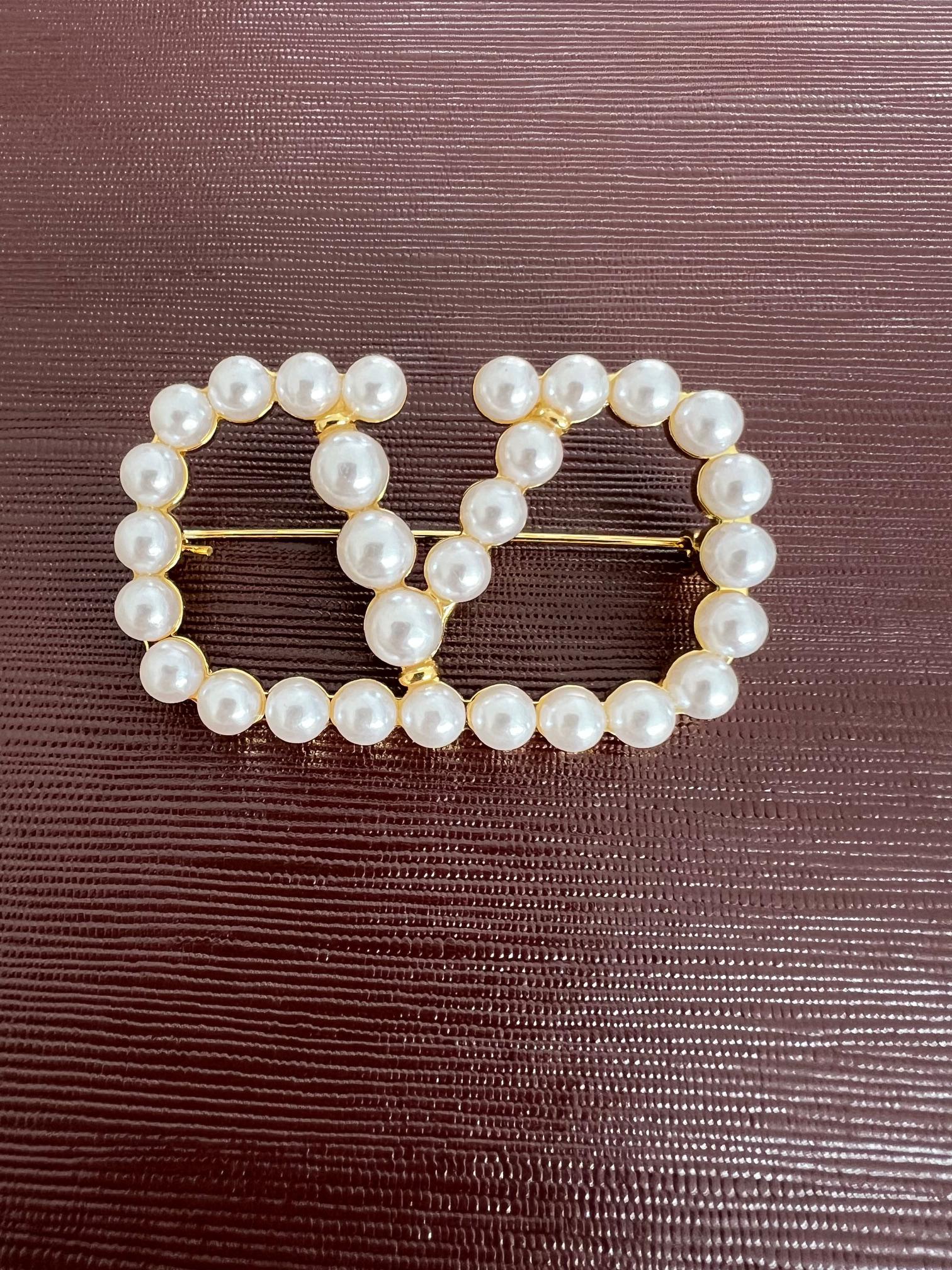 VT Brooch Gold 191659