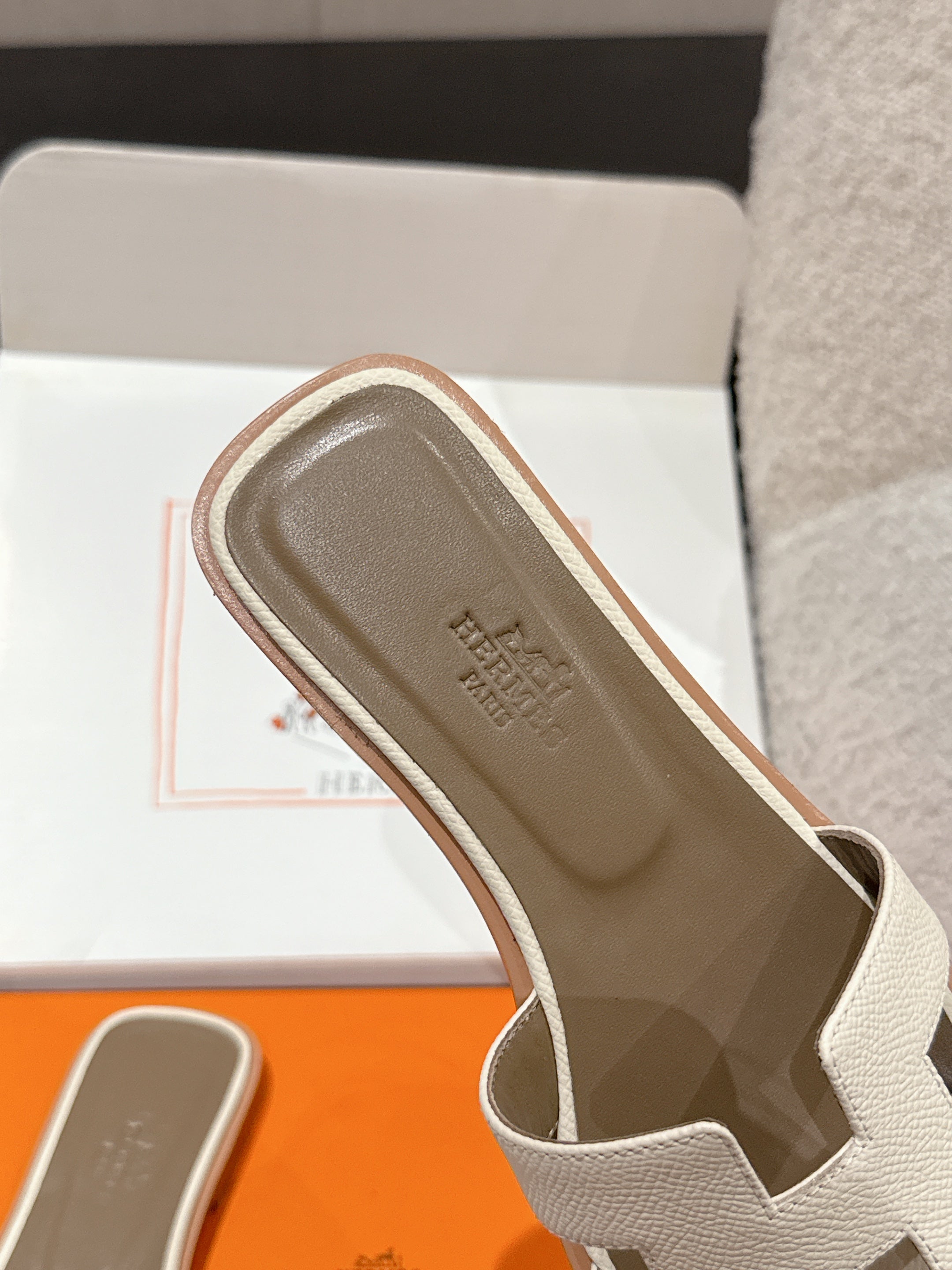 HM 25 Oran Sandal Cream Epsom Etoupe Calfskin