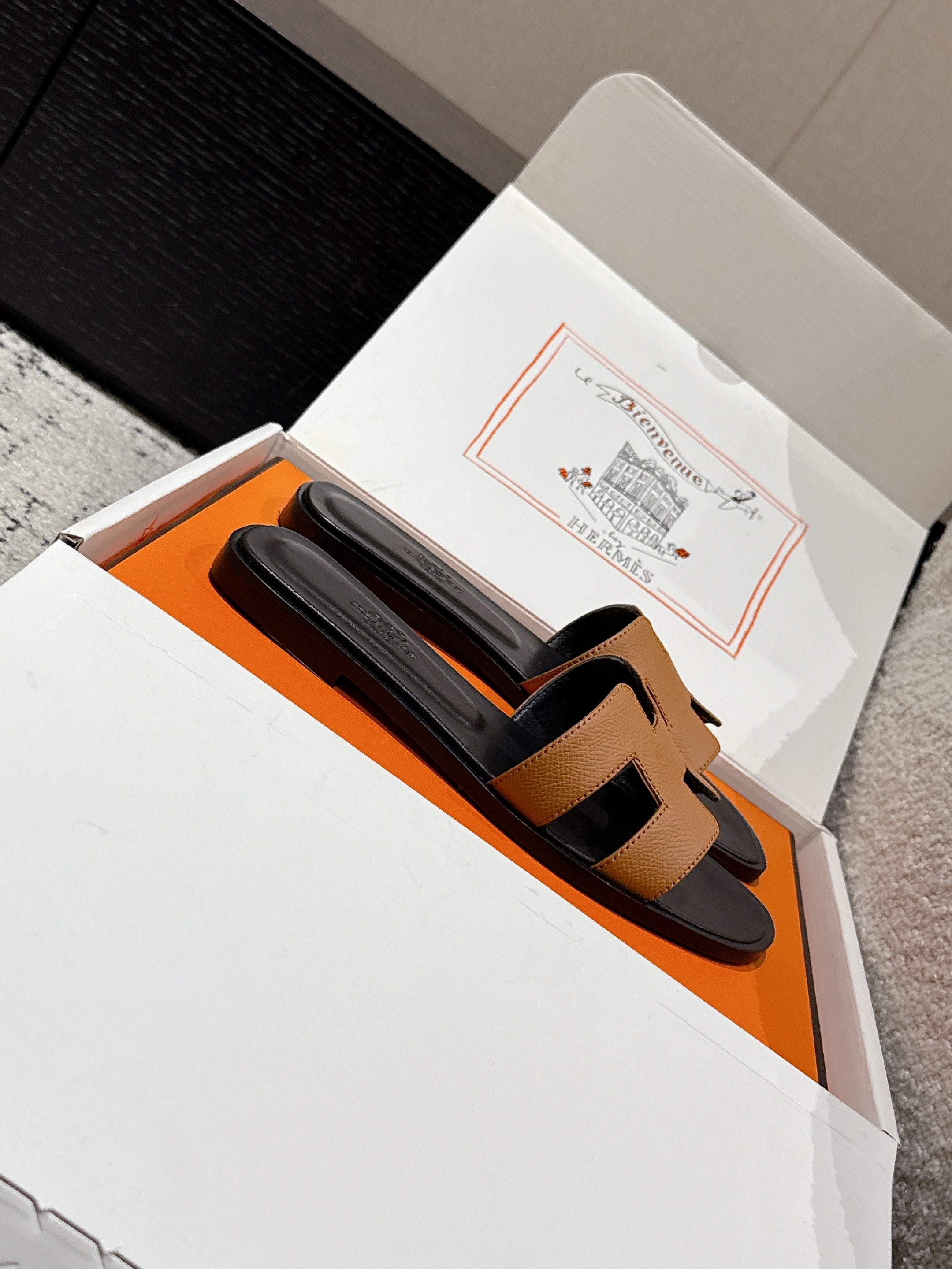 HM 25 Oran Sandal Gold Epsom Black Calfskin