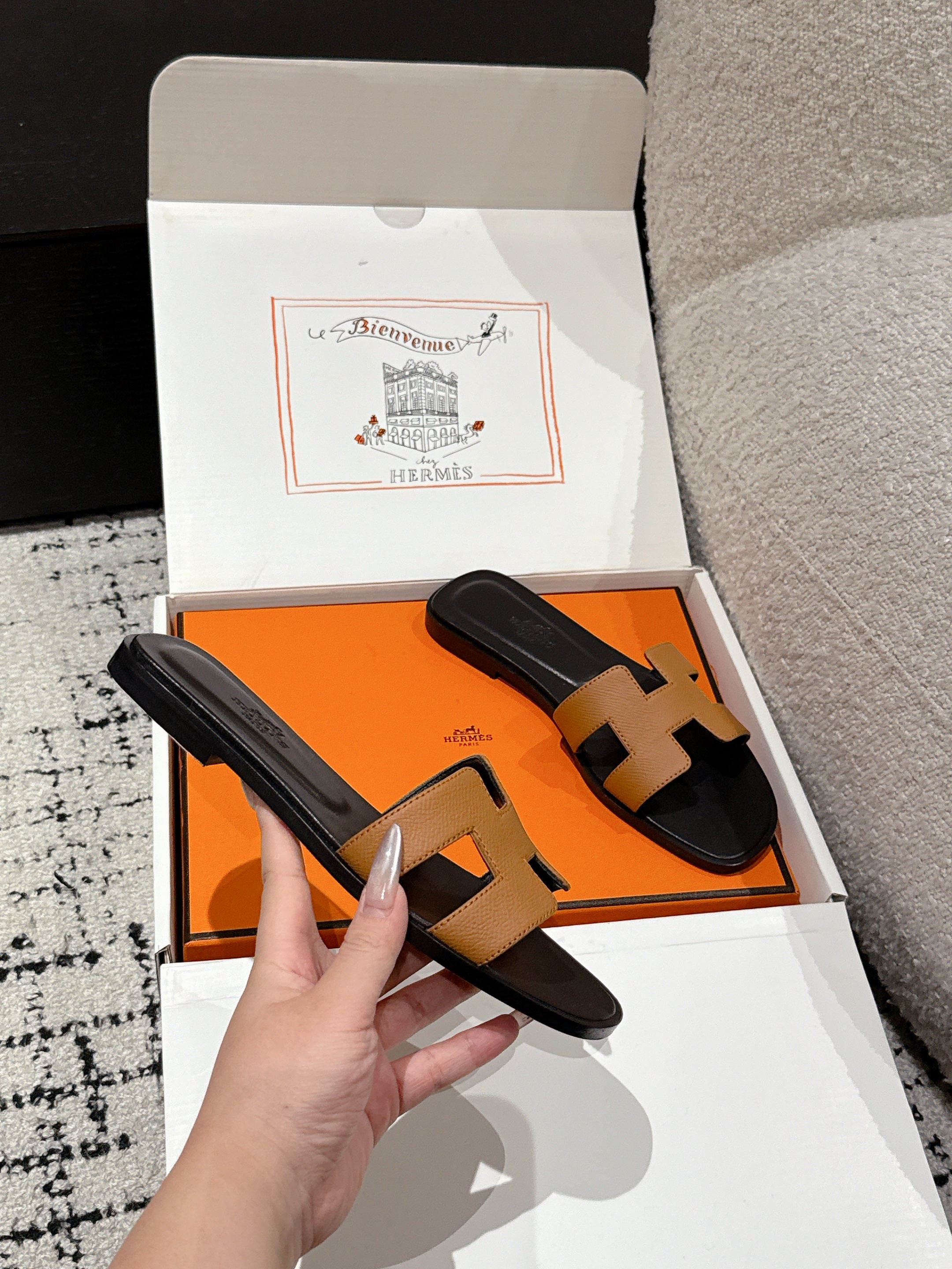 HM 25 Oran Sandal Gold Epsom Black Calfskin