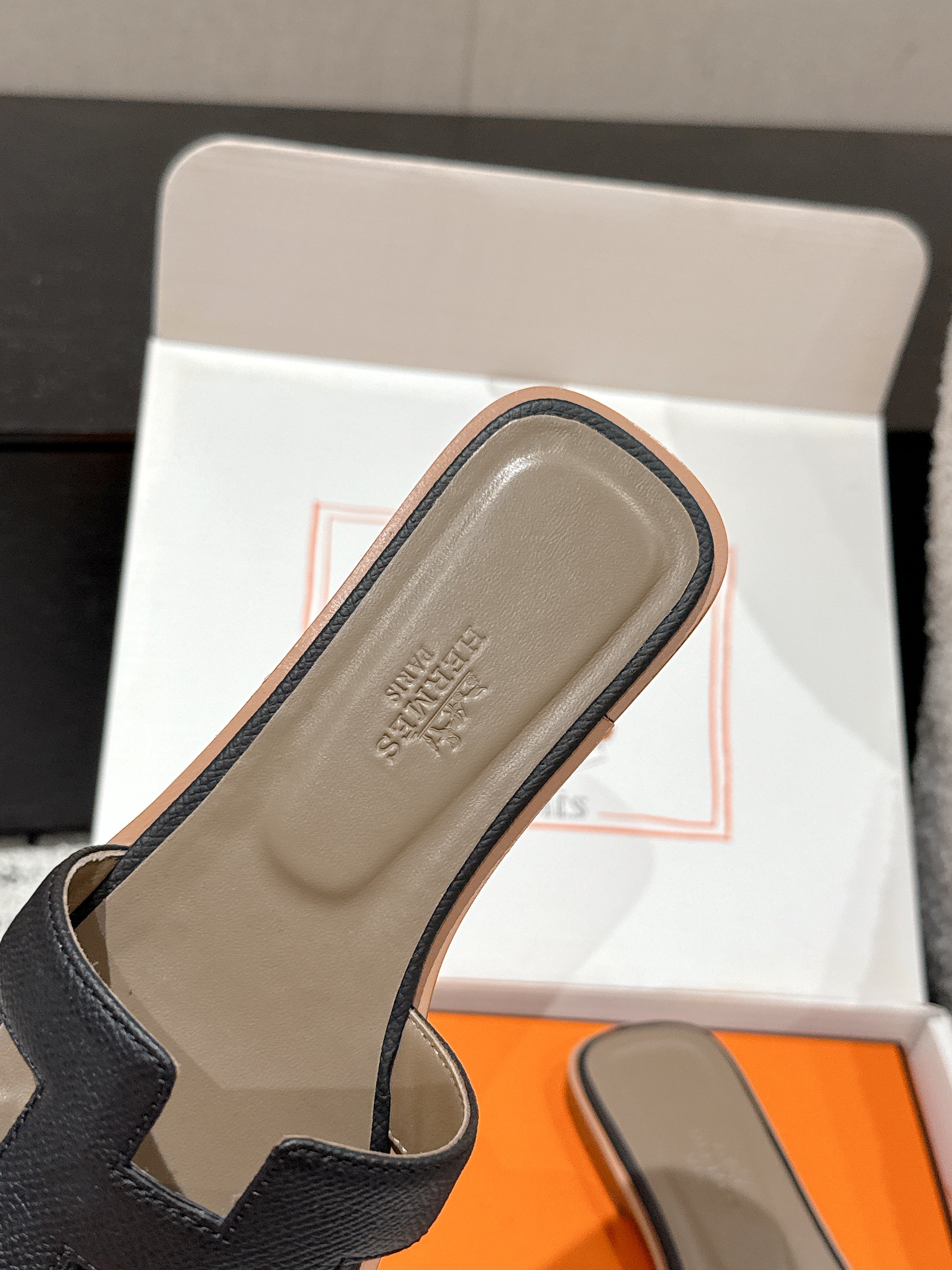 HM 25 Oran Sandal Black Epsom Etoupe Calfskin