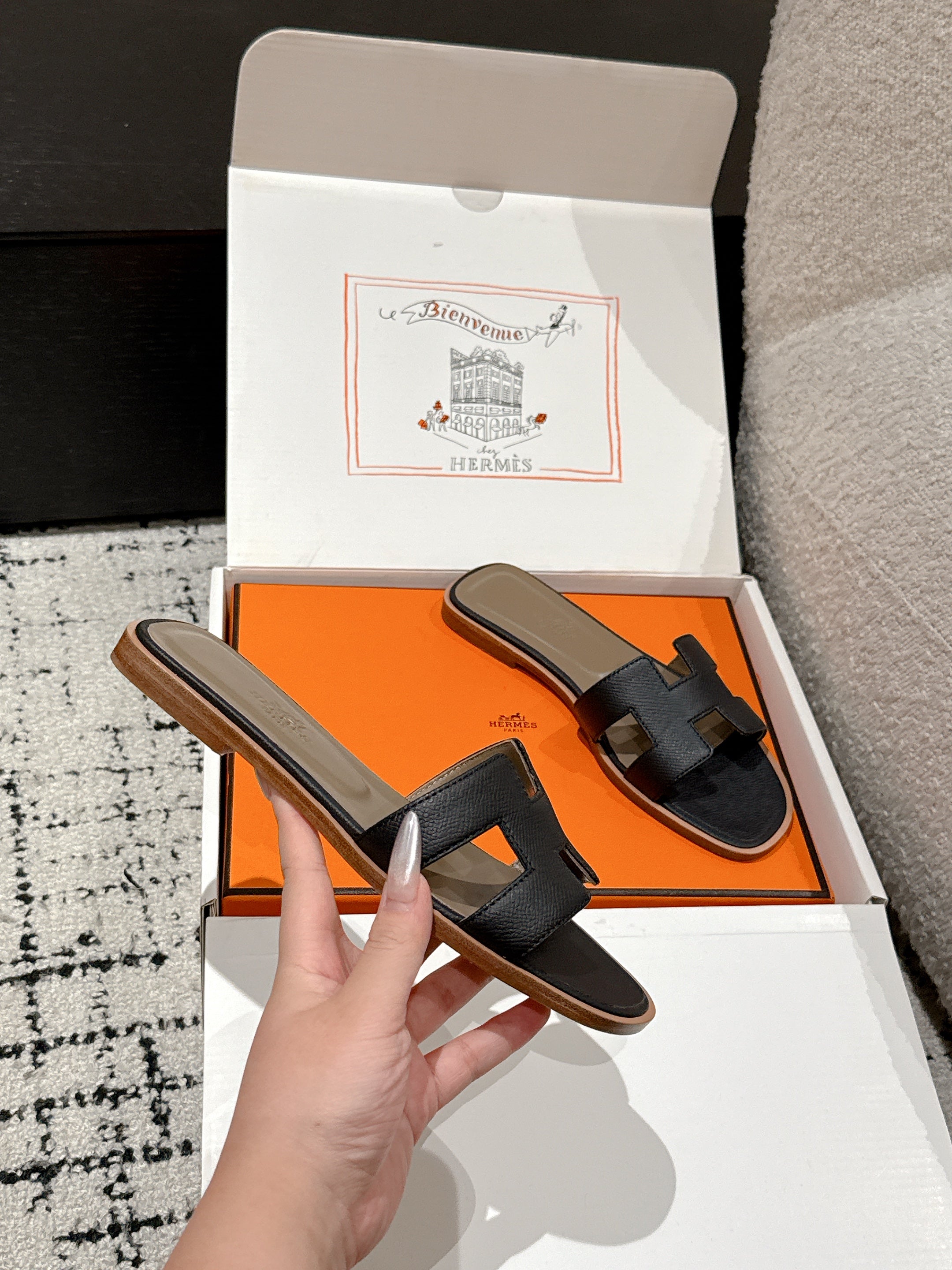 HM 25 Oran Sandal Black Epsom Etoupe Calfskin