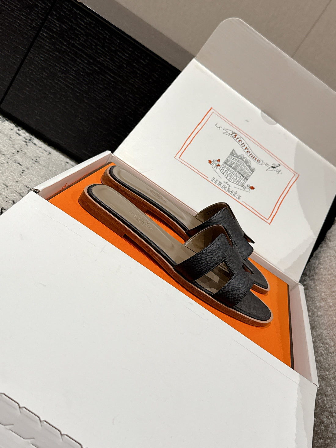 HM 25 Oran Sandal Black Epsom Etoupe Calfskin