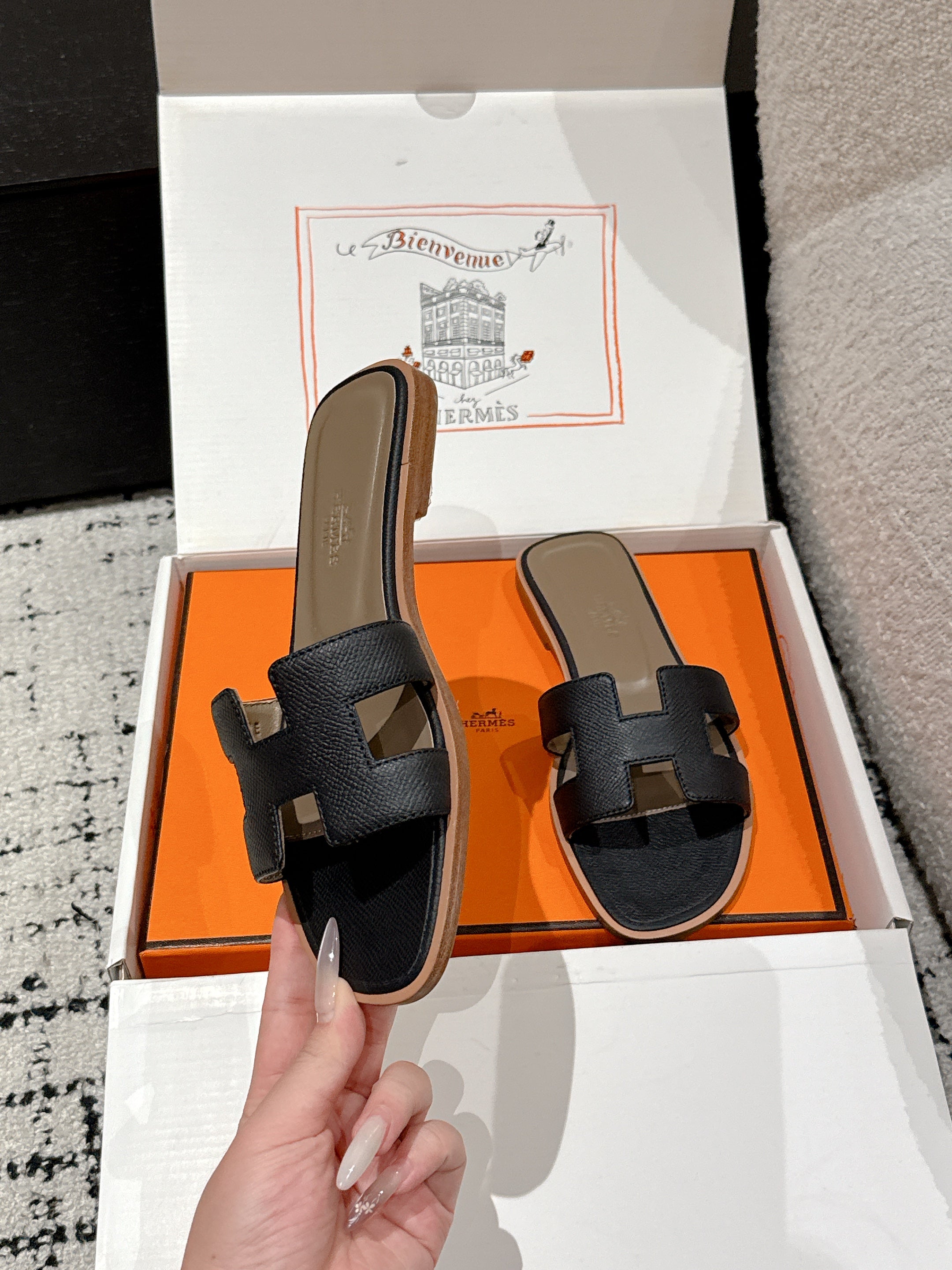 HM 25 Oran Sandal Black Epsom Etoupe Calfskin