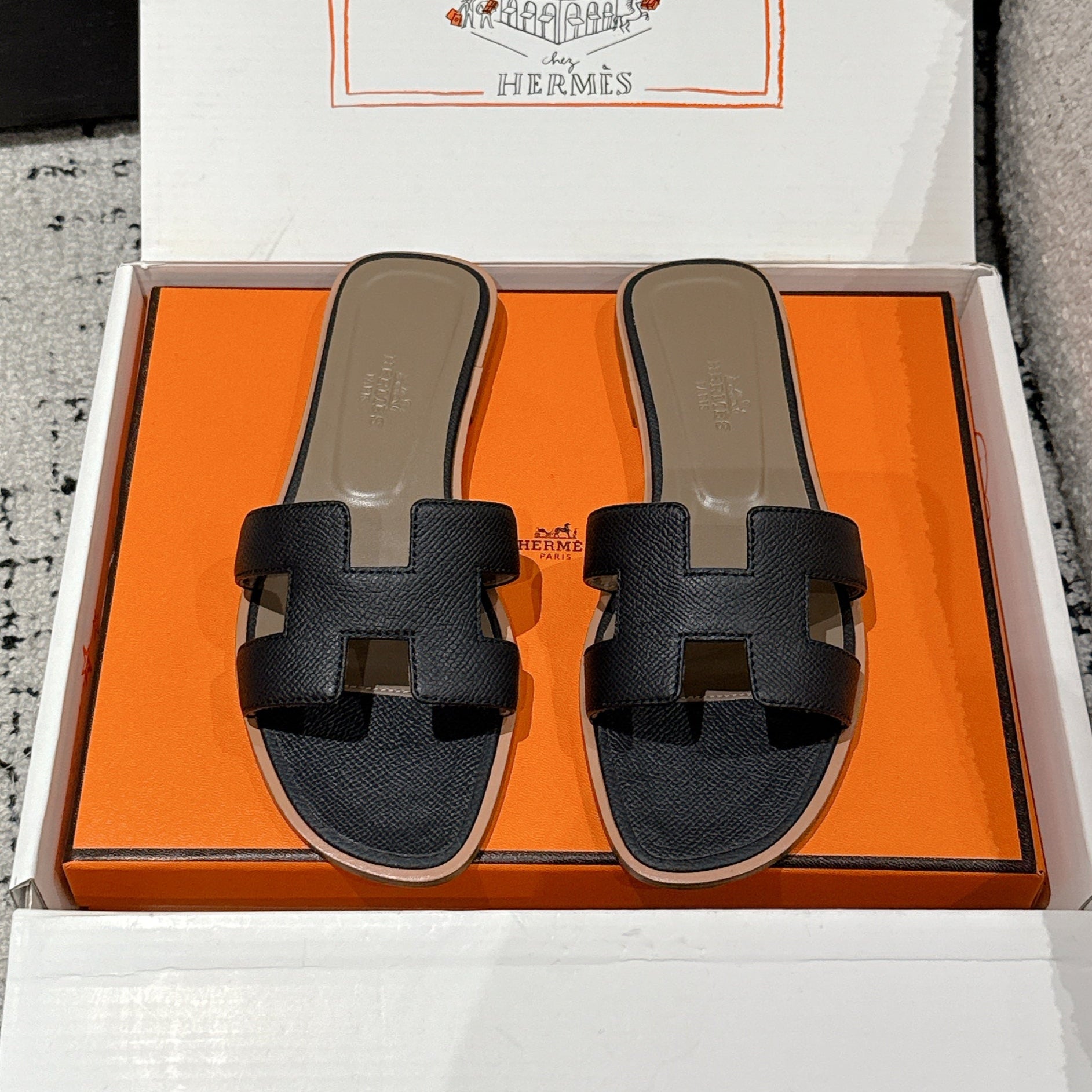 HM 25 Oran Sandal Black Epsom Etoupe Calfskin