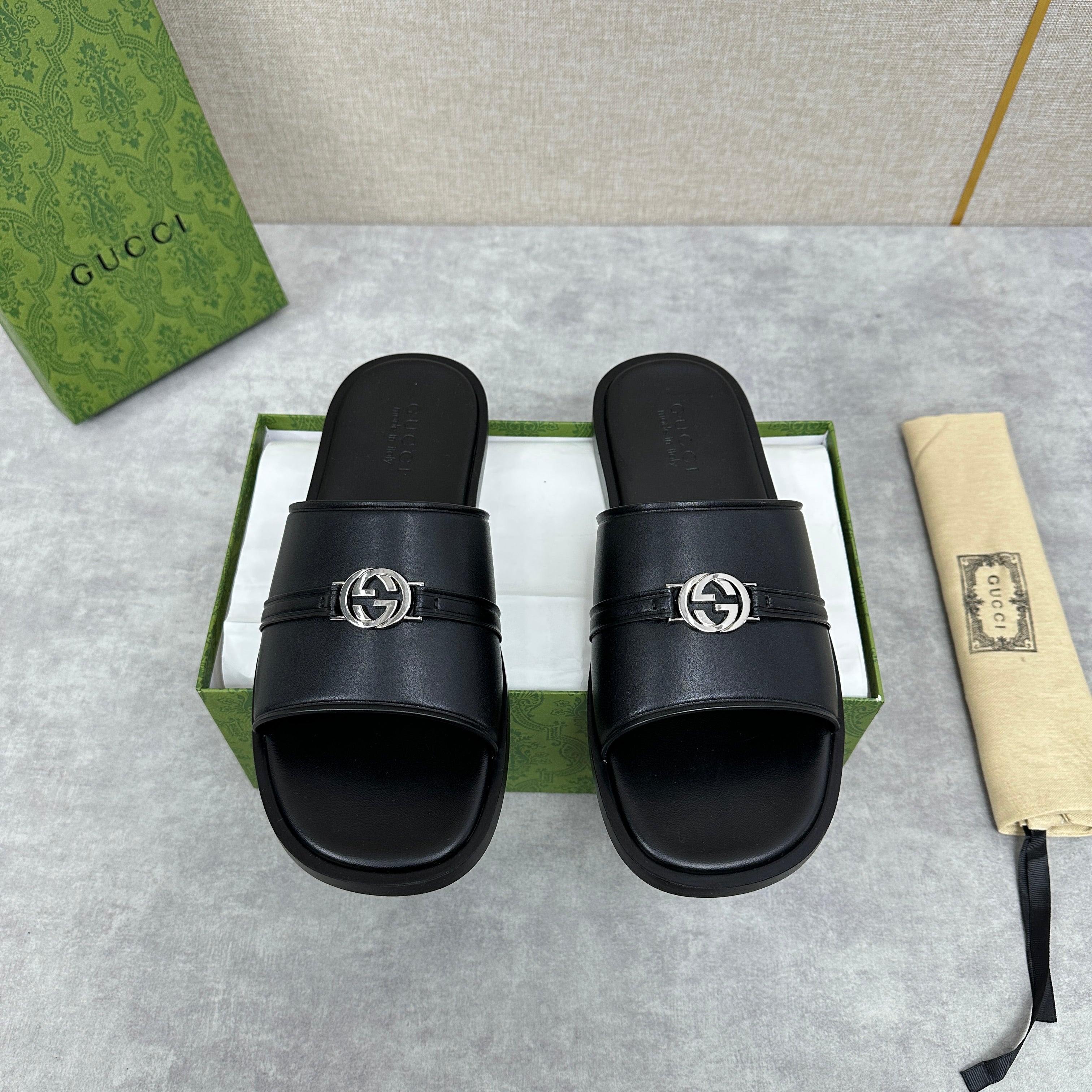 GG Men's interlocking G slide black cowhide 549881