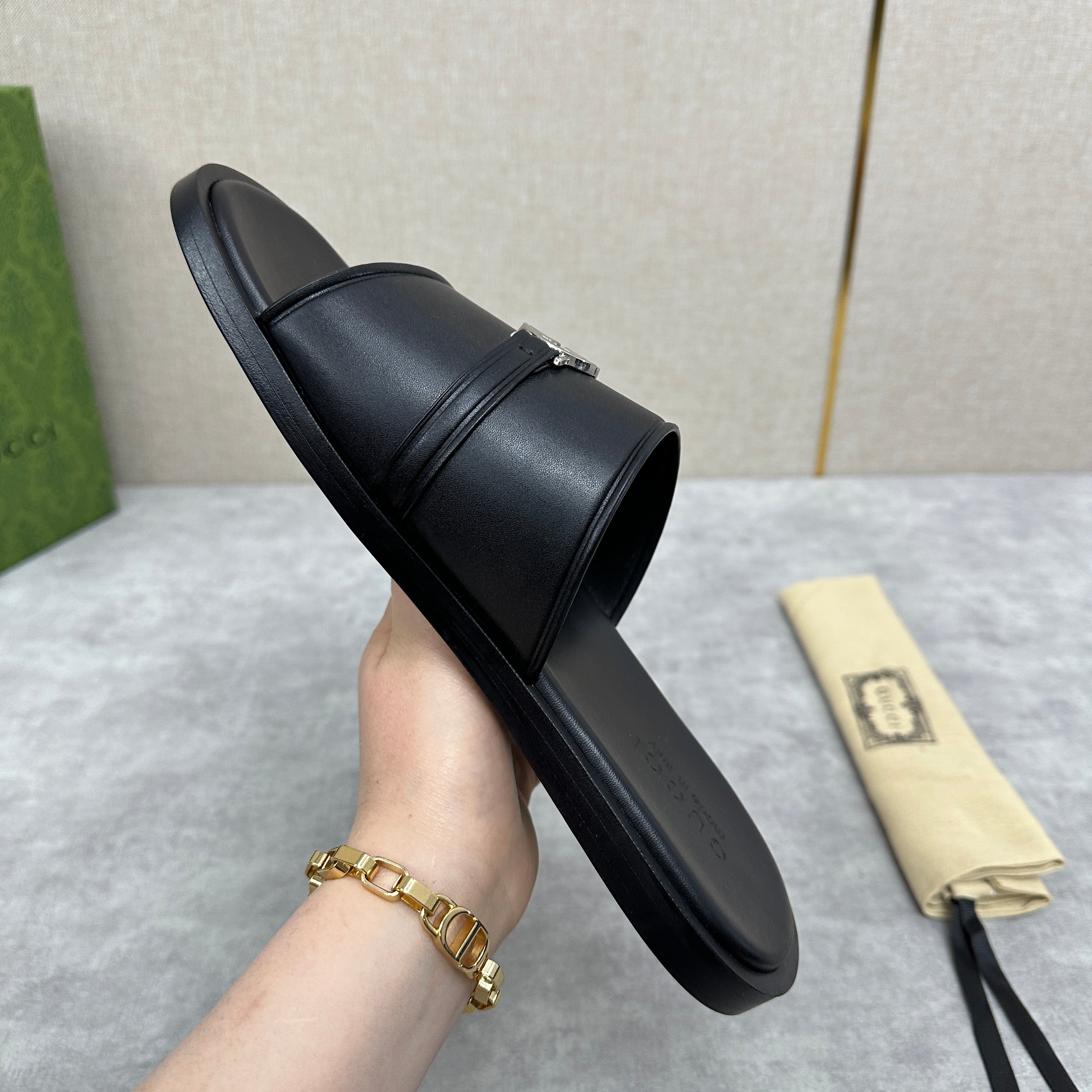 GG Men's interlocking G slide black cowhide 549881