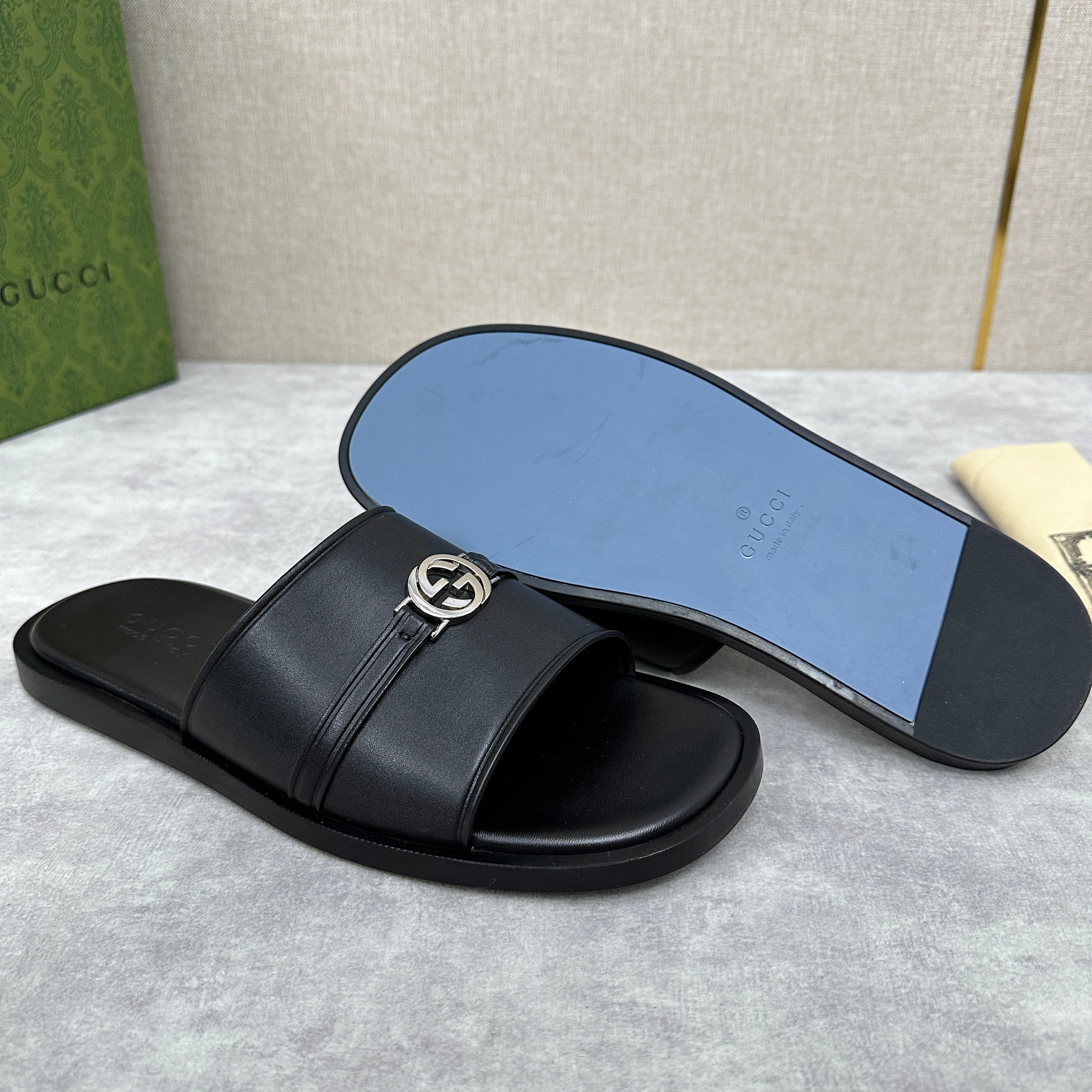 GG Men's interlocking G slide black cowhide 549881