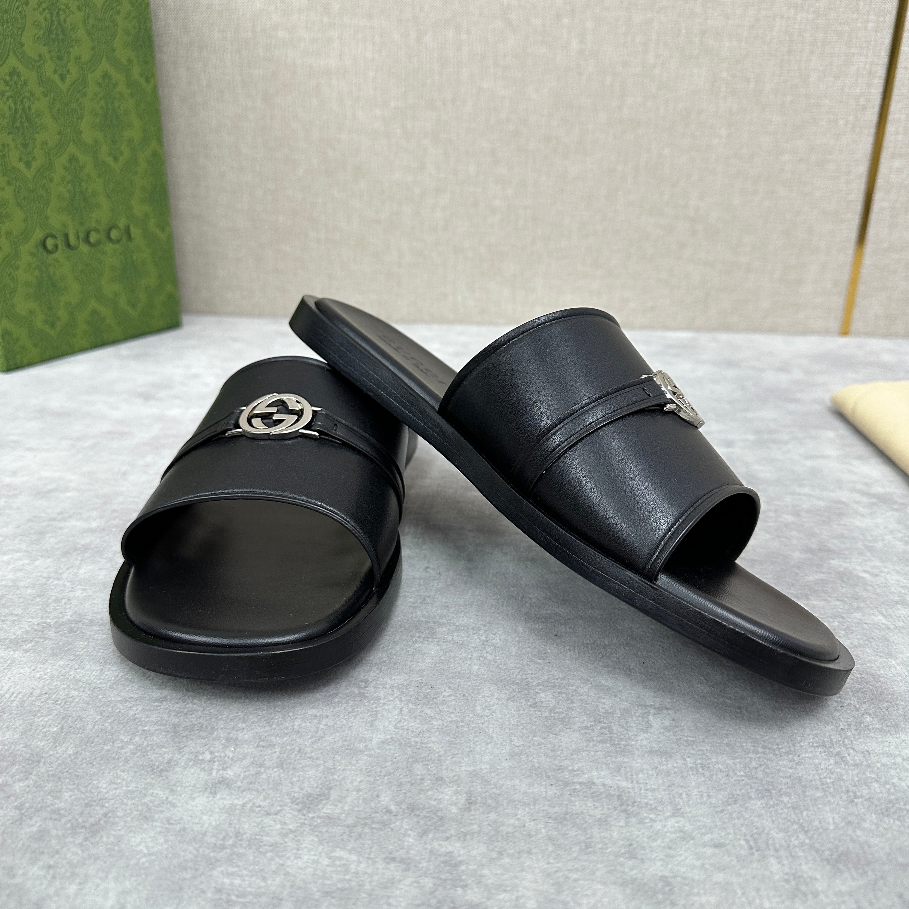 GG Men's interlocking G slide black cowhide 549881