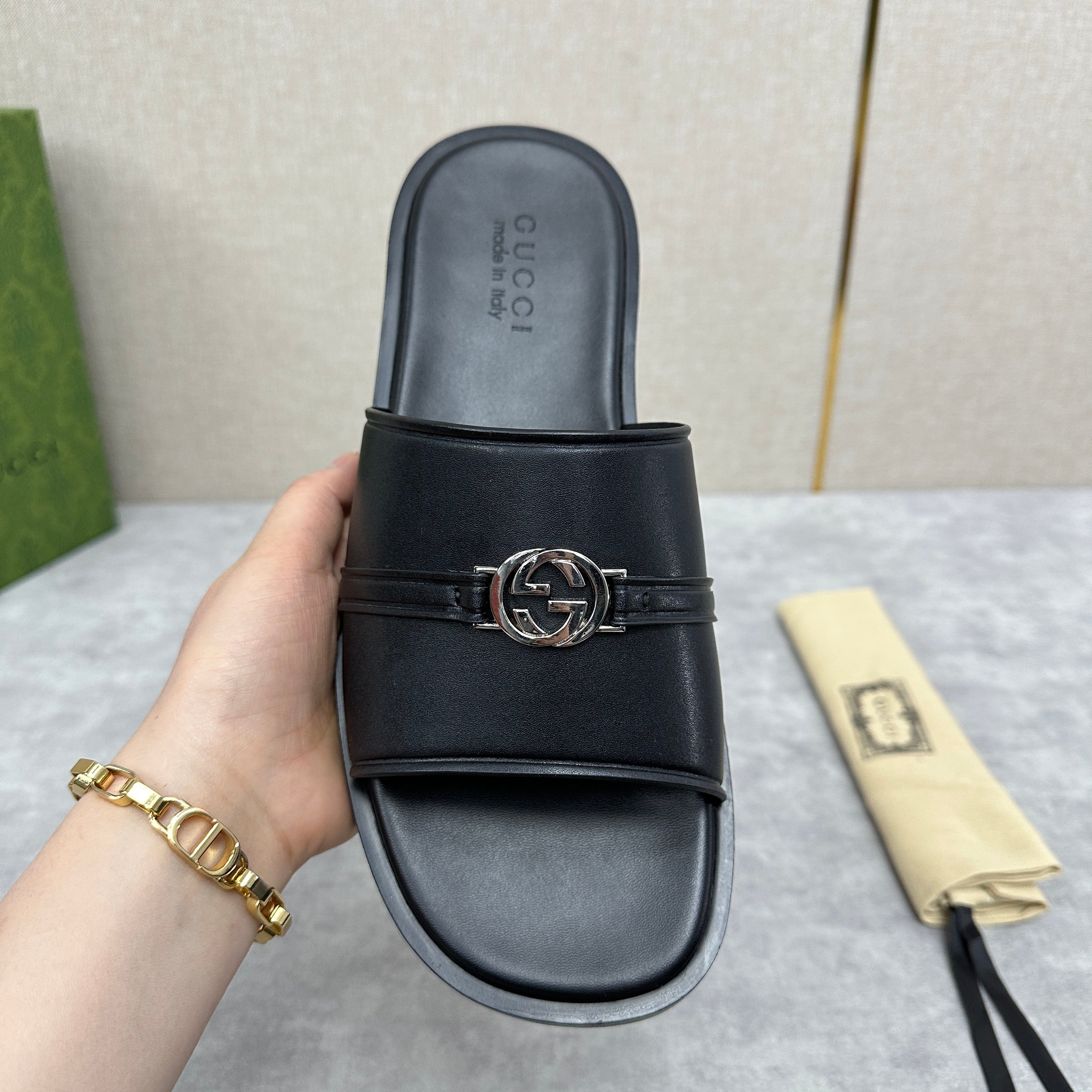 GG Men's interlocking G slide black cowhide 549881