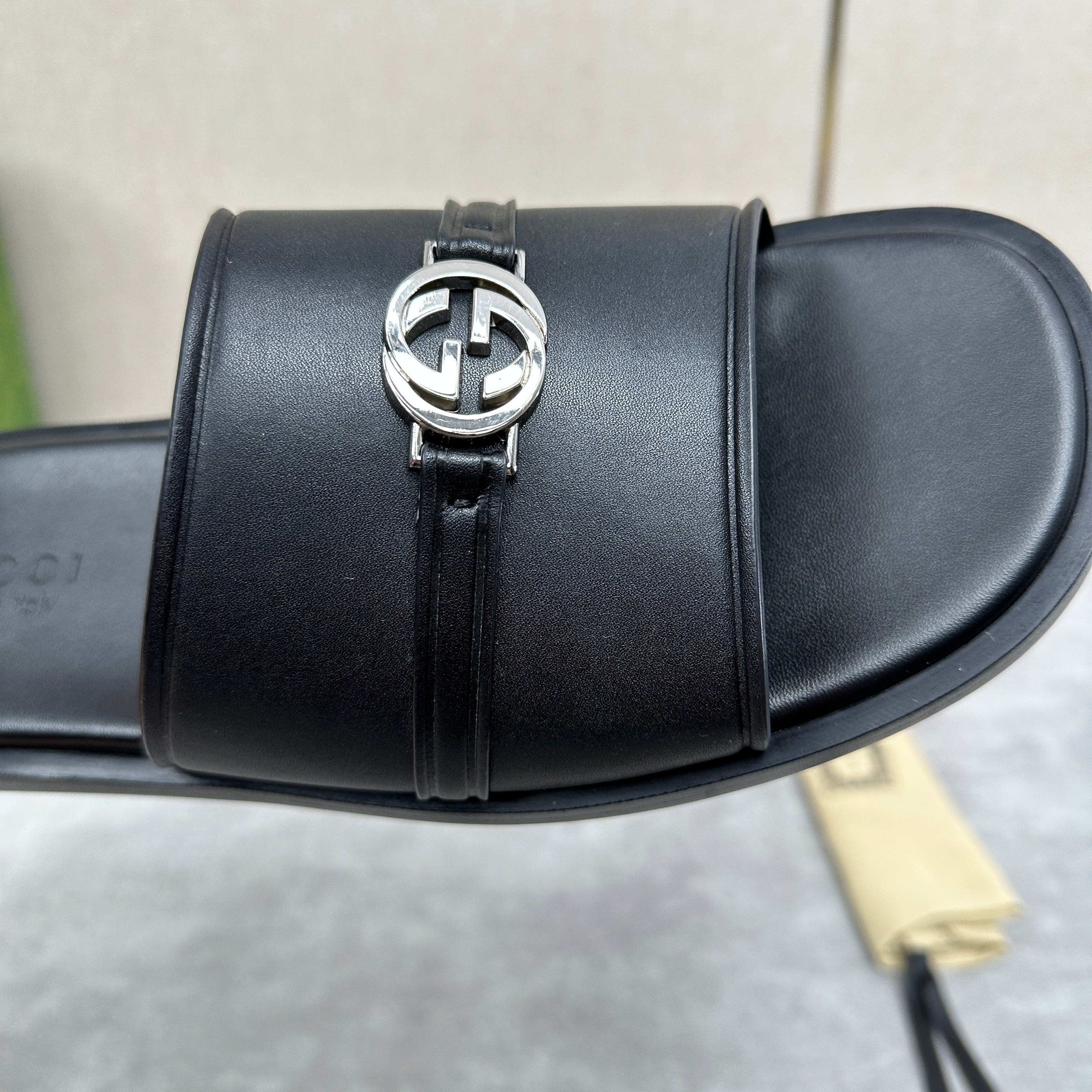 GG Men's interlocking G slide black cowhide 549881
