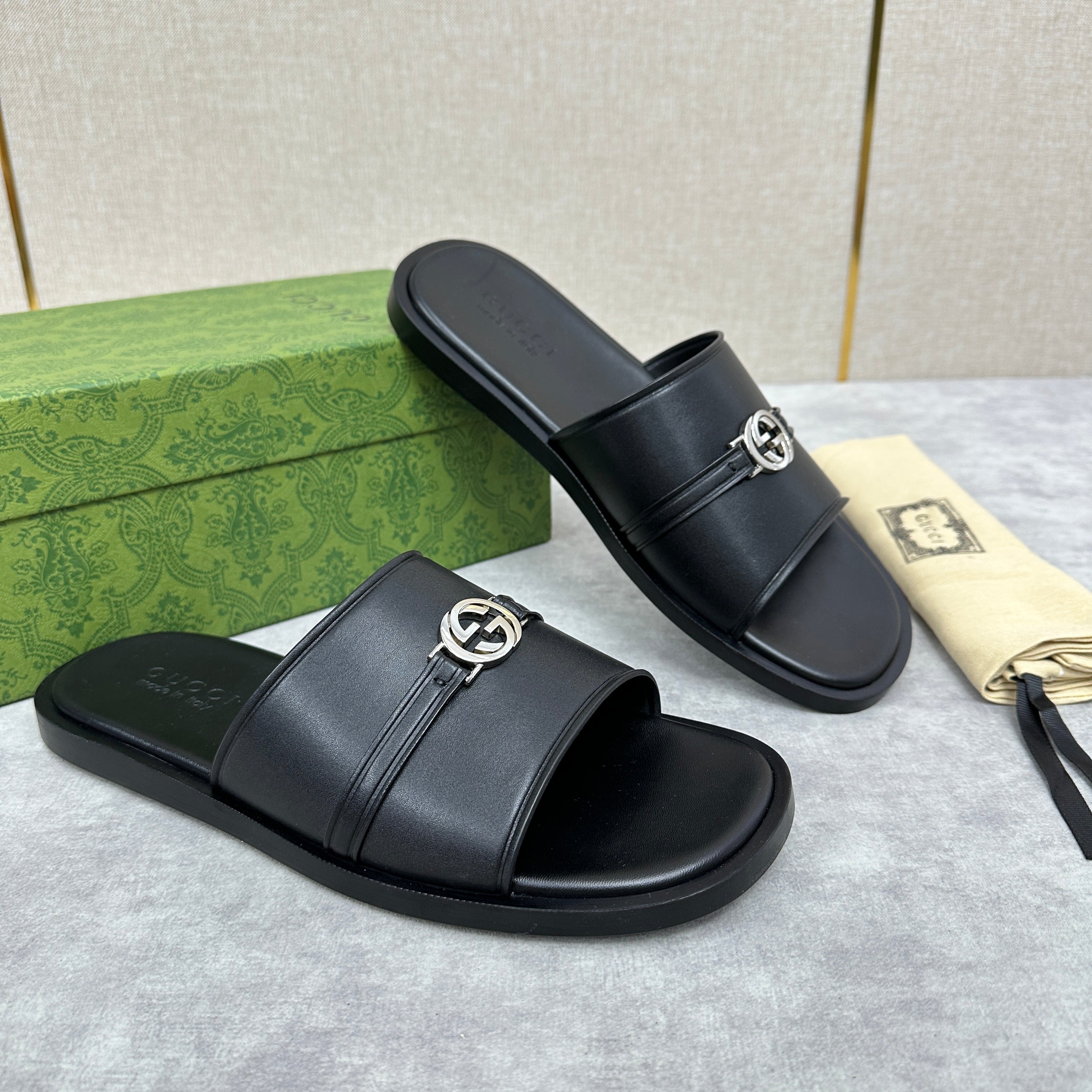 GG Men's interlocking G slide black cowhide 549881