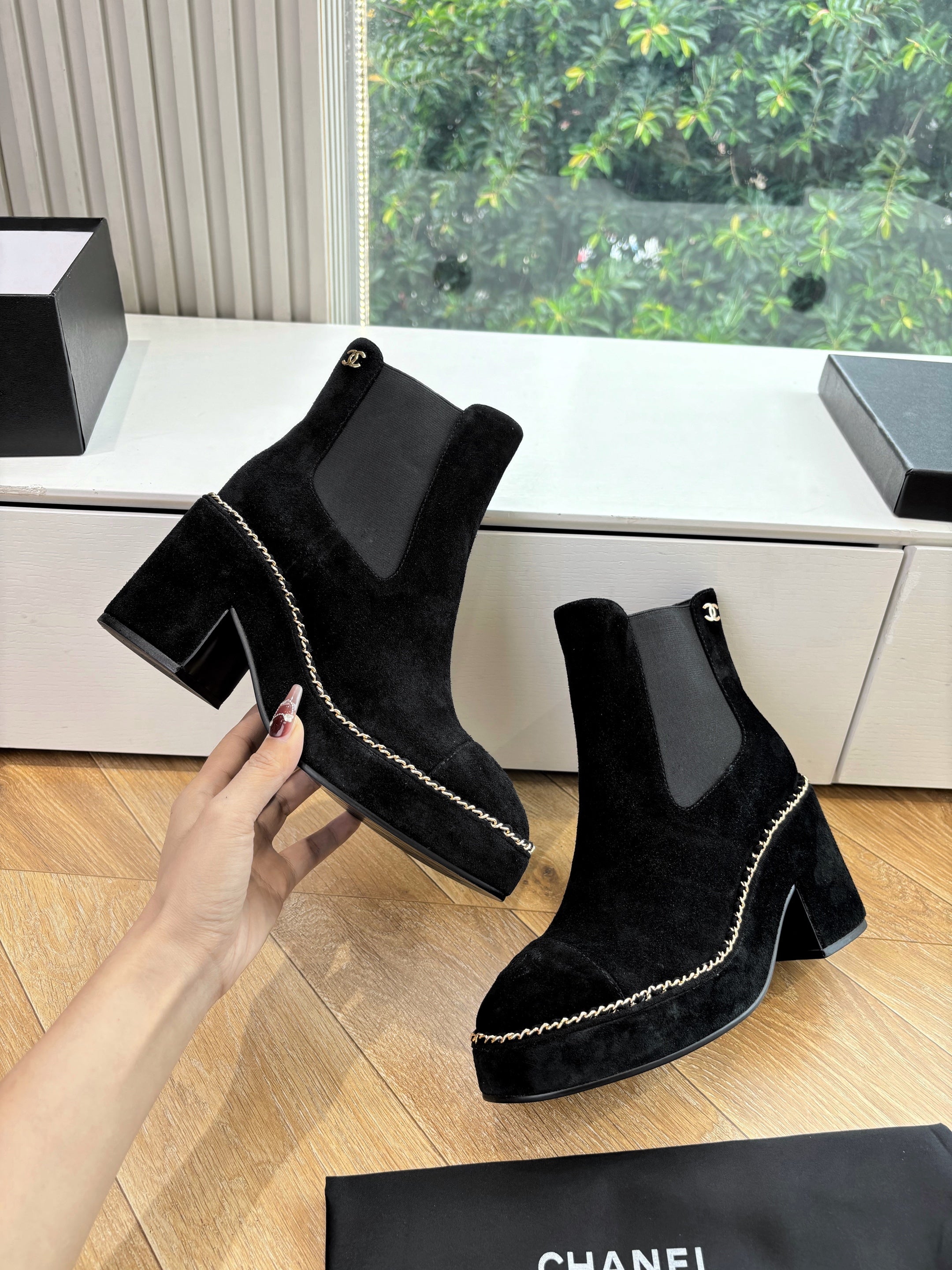 CC 25 Short Boot Black Suede 430303