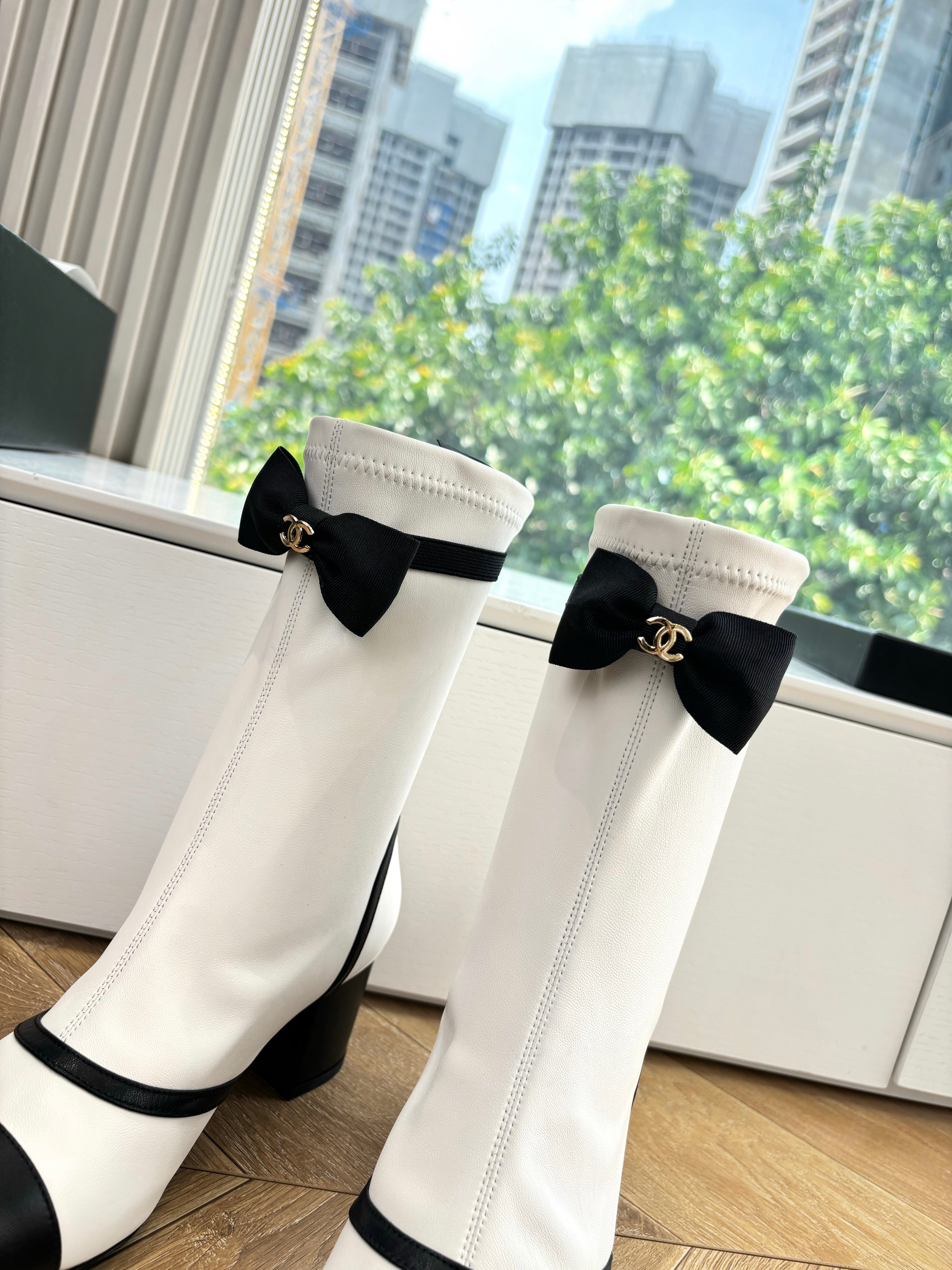CC 25 Short Boot White Calfskin Black Bow 430317