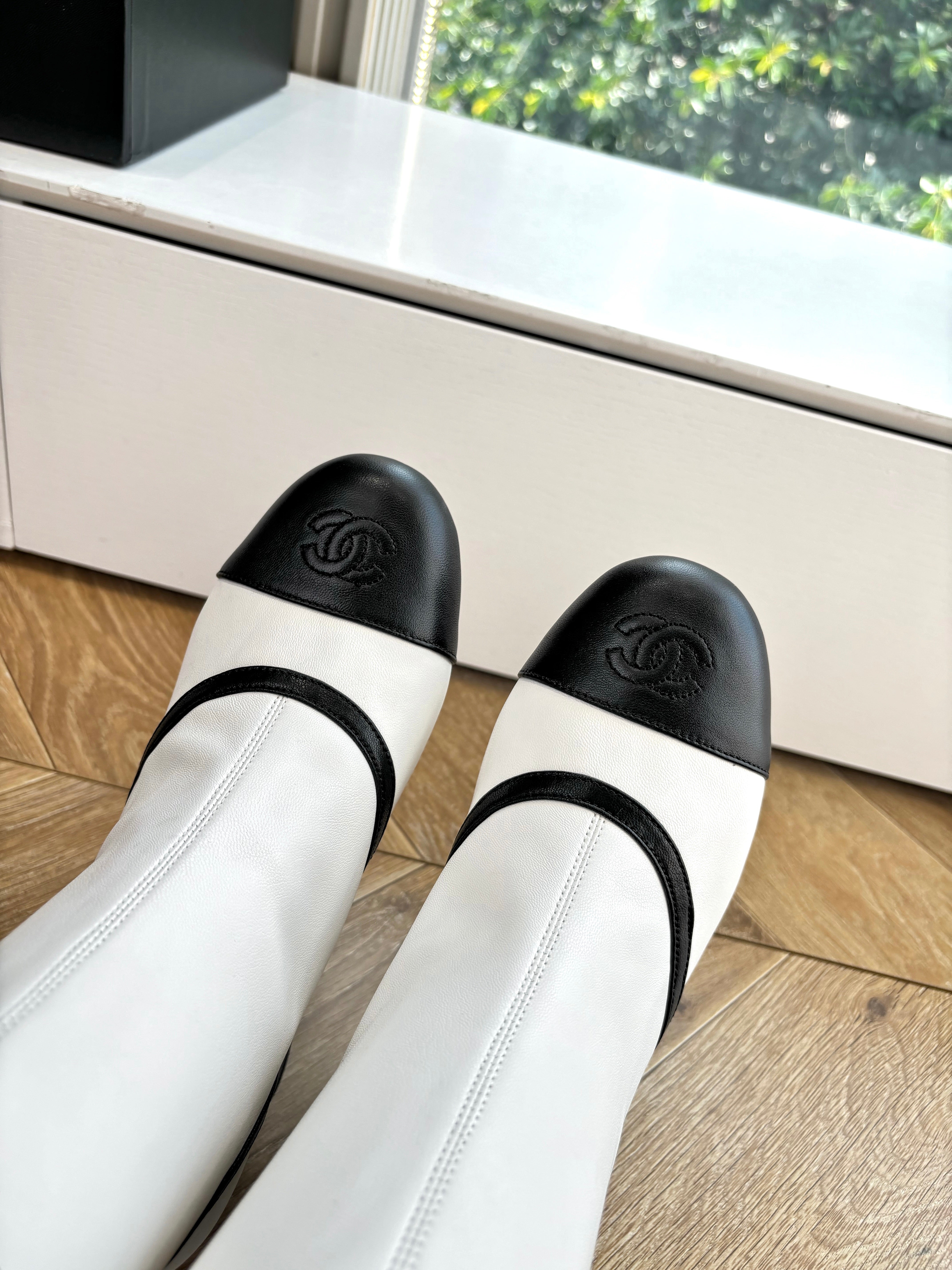 CC 25 Short Boot White Calfskin Black Bow 430317