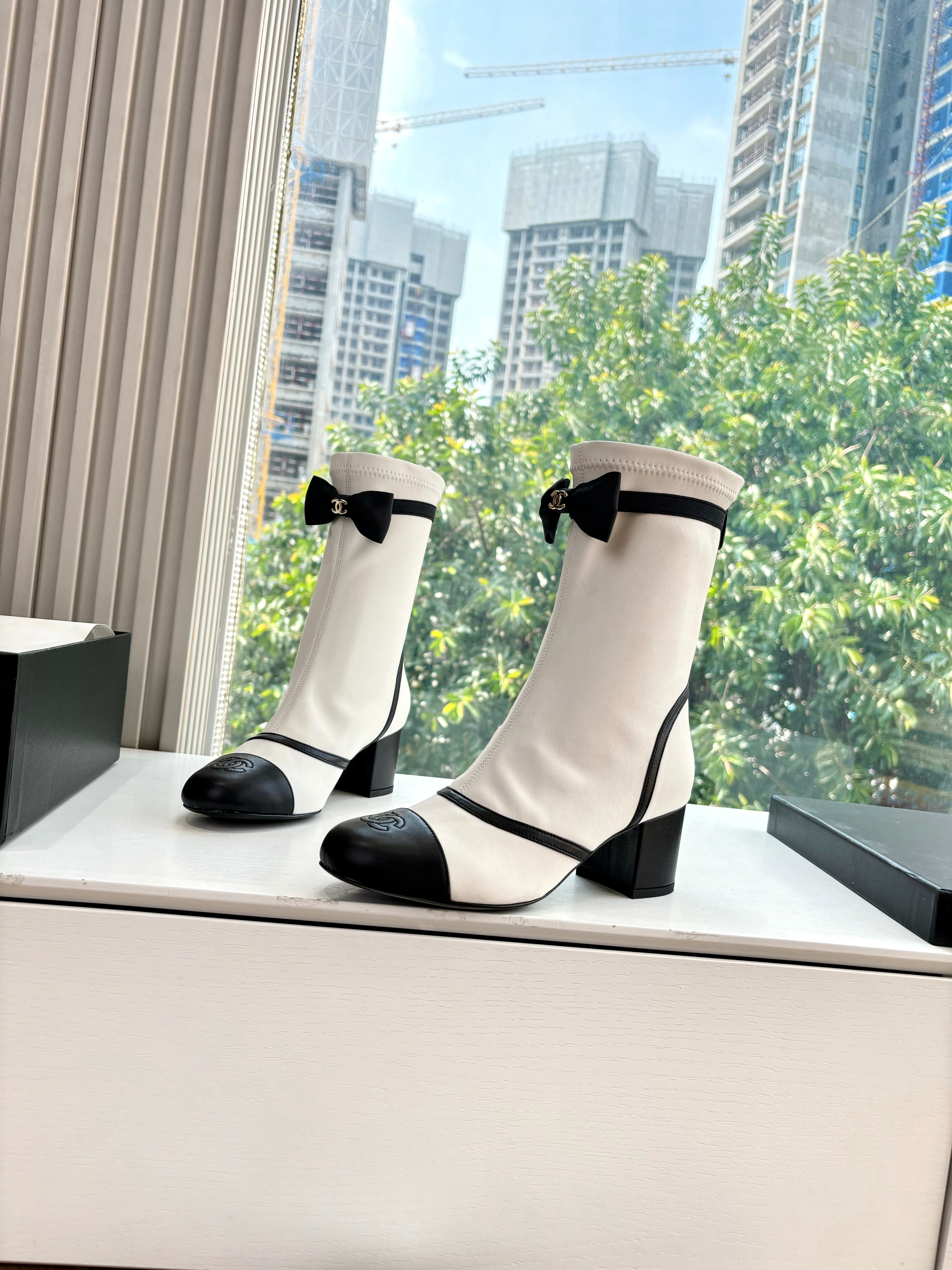 CC 25 Short Boot White Calfskin Black Bow 430317