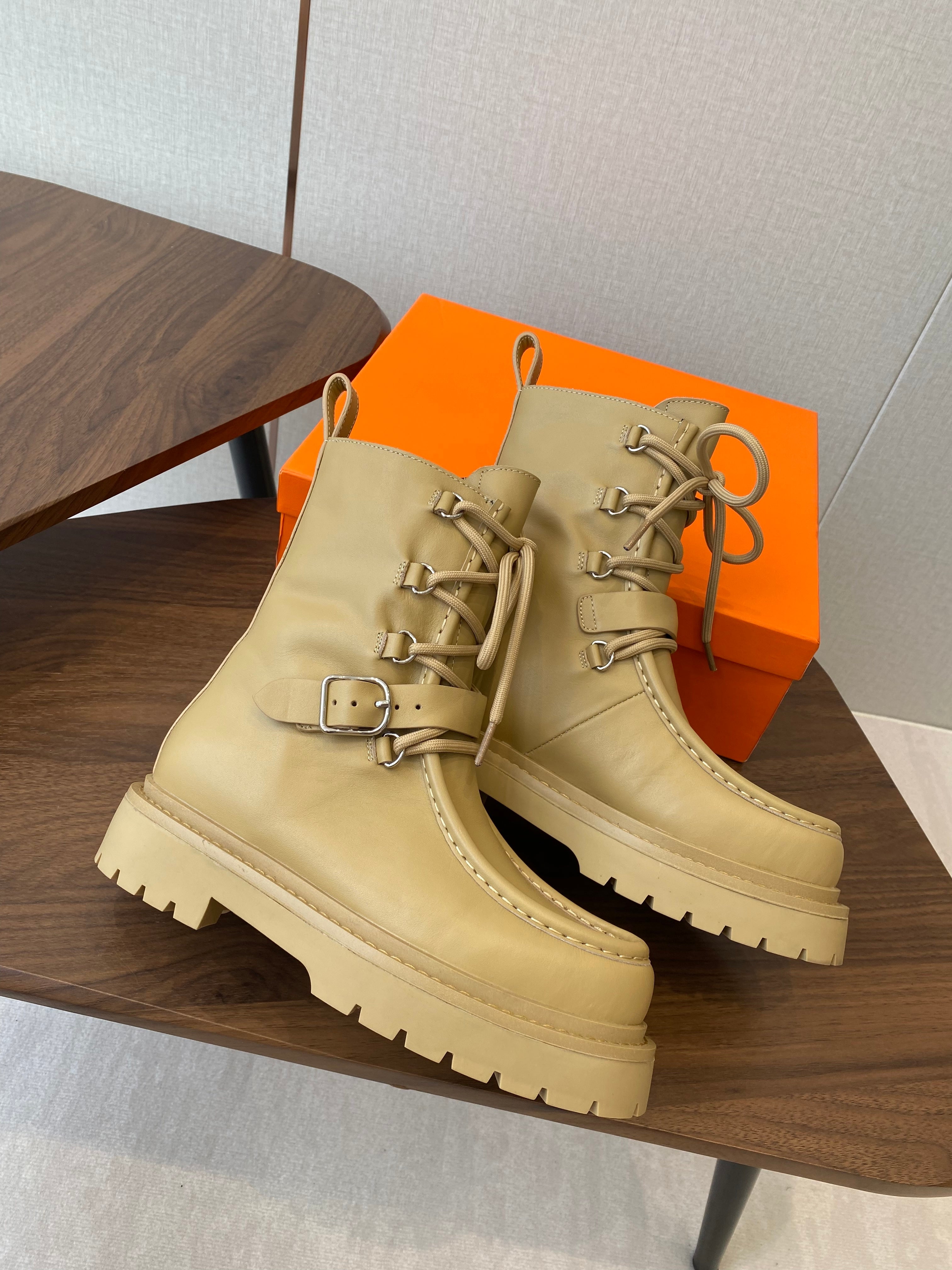 HM  25s Classic Boots Beige Cowhide  422587