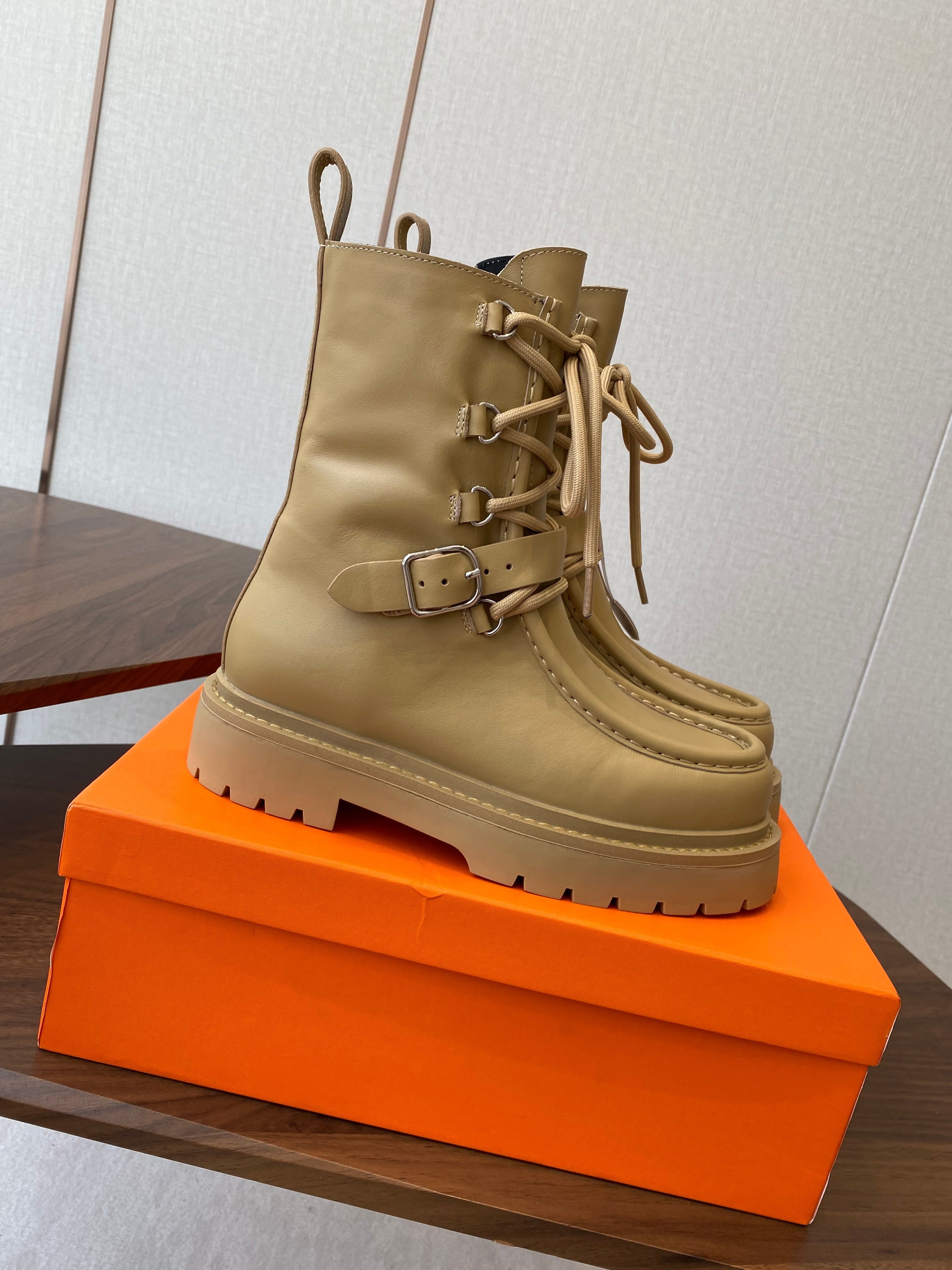 HM  25s Classic Boots Beige Cowhide  422587