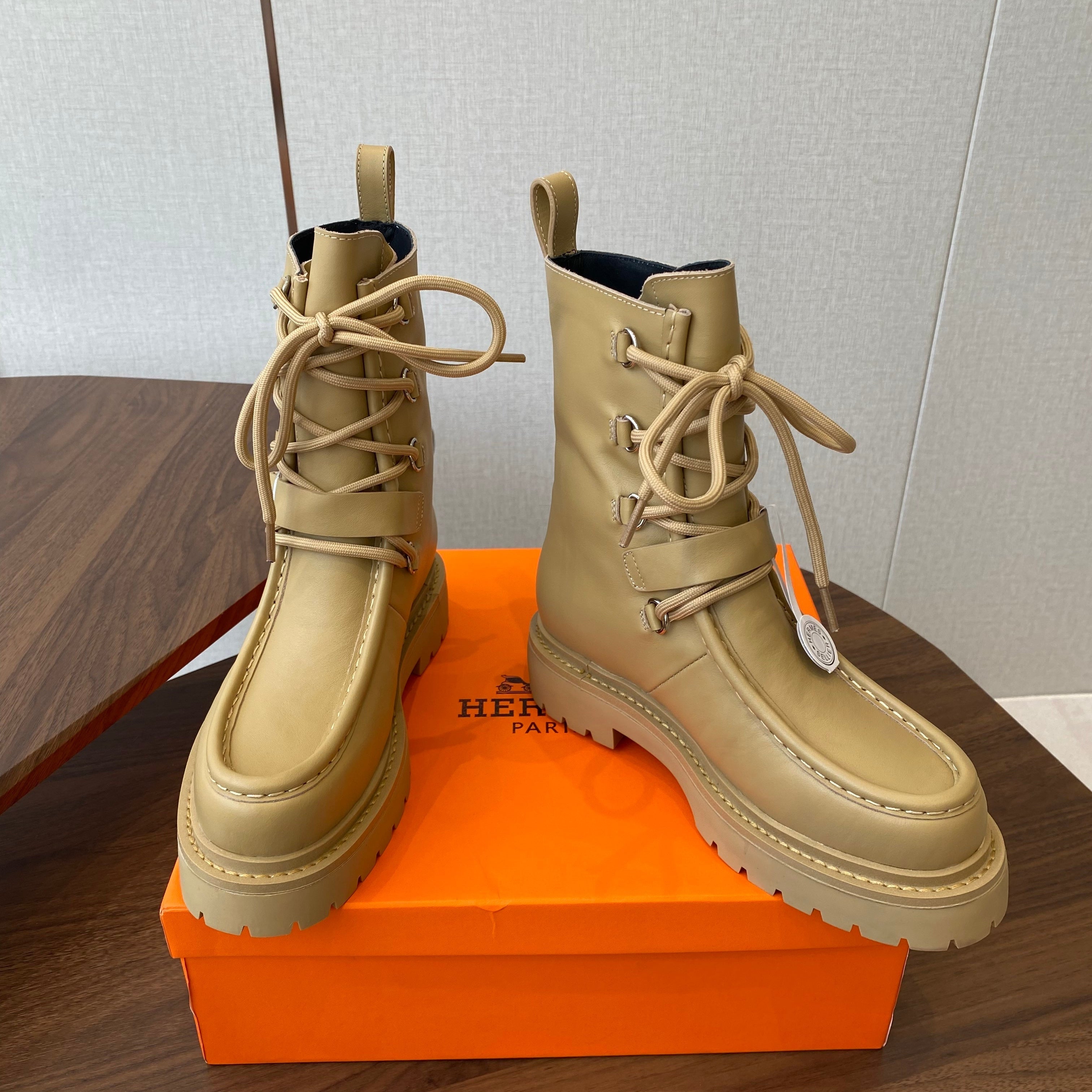 HM  25s Classic Boots Beige Cowhide  422587