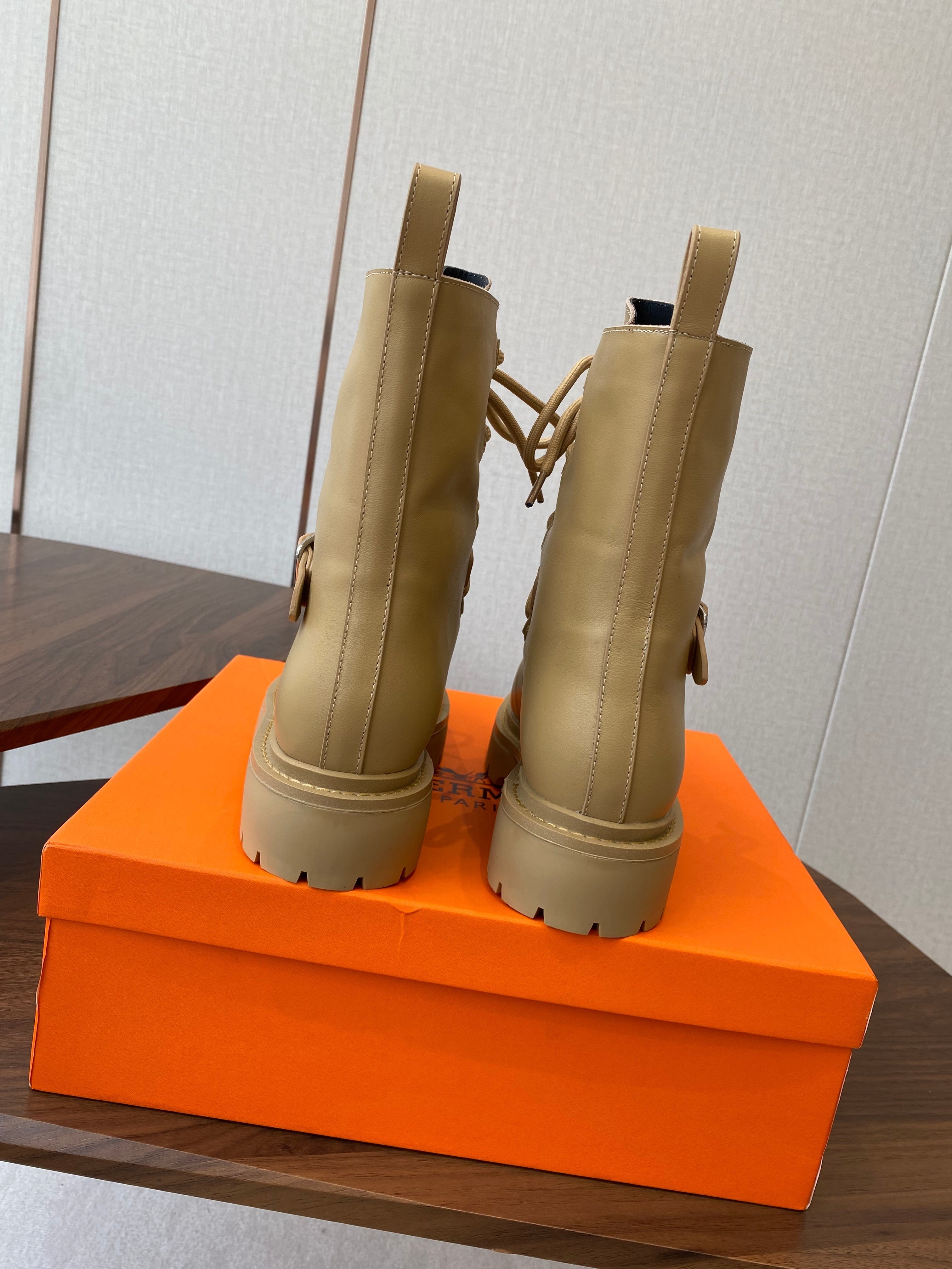 HM  25s Classic Boots Beige Cowhide  422587