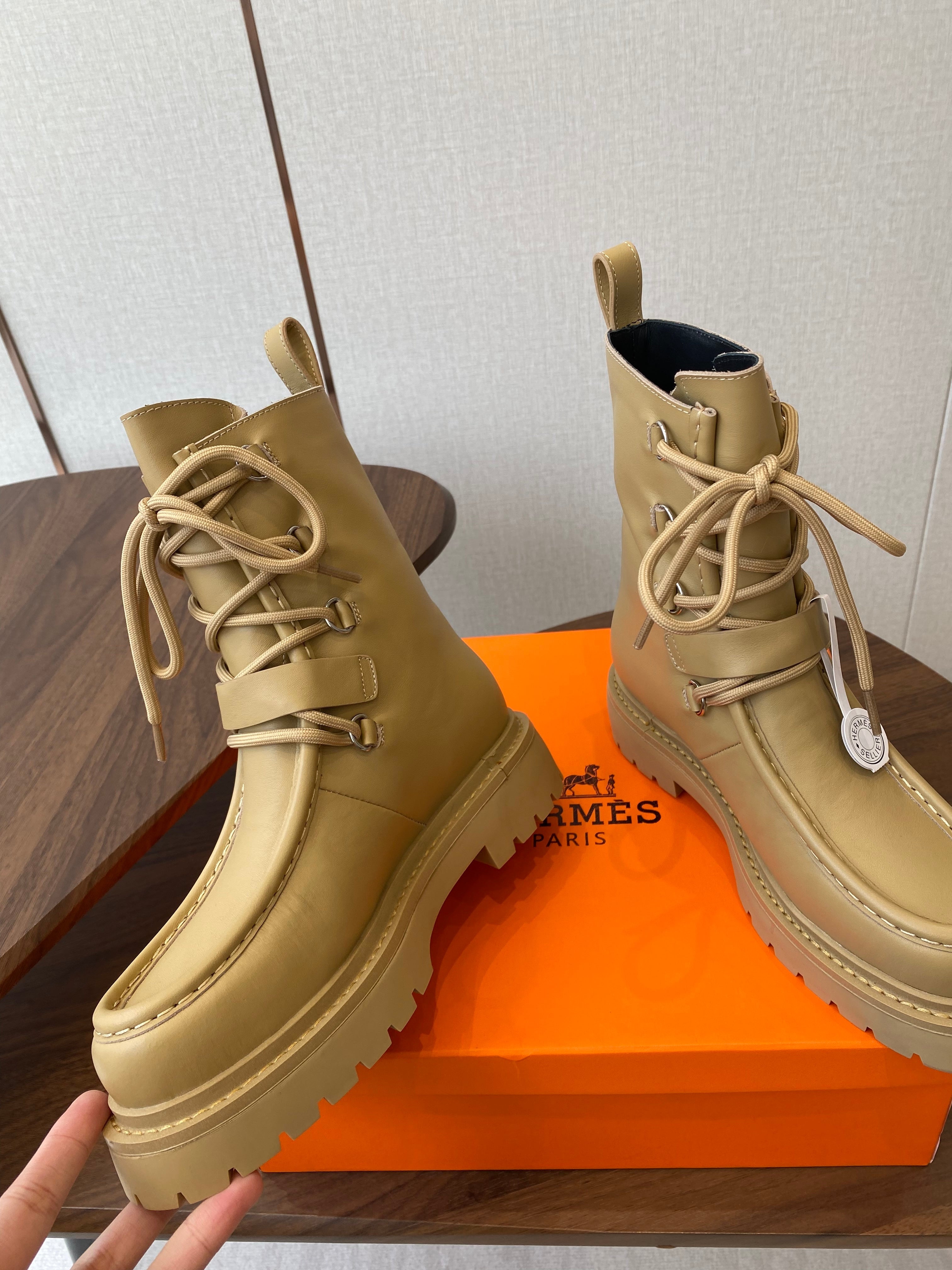 HM  25s Classic Boots Beige Cowhide  422587