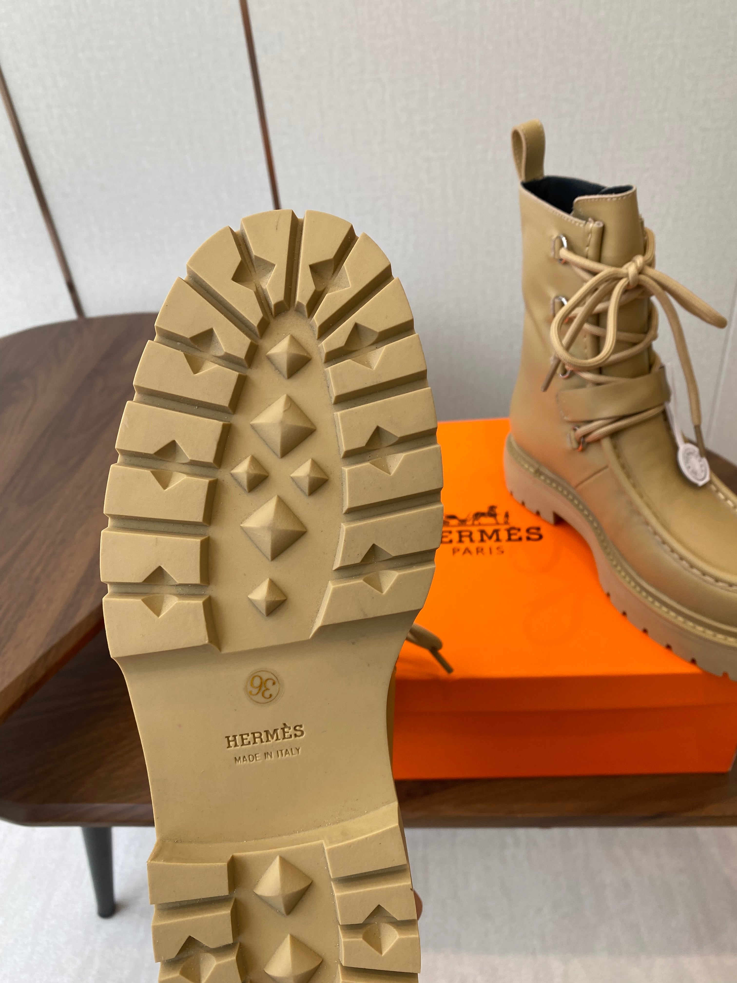 HM  25s Classic Boots Beige Cowhide  422587