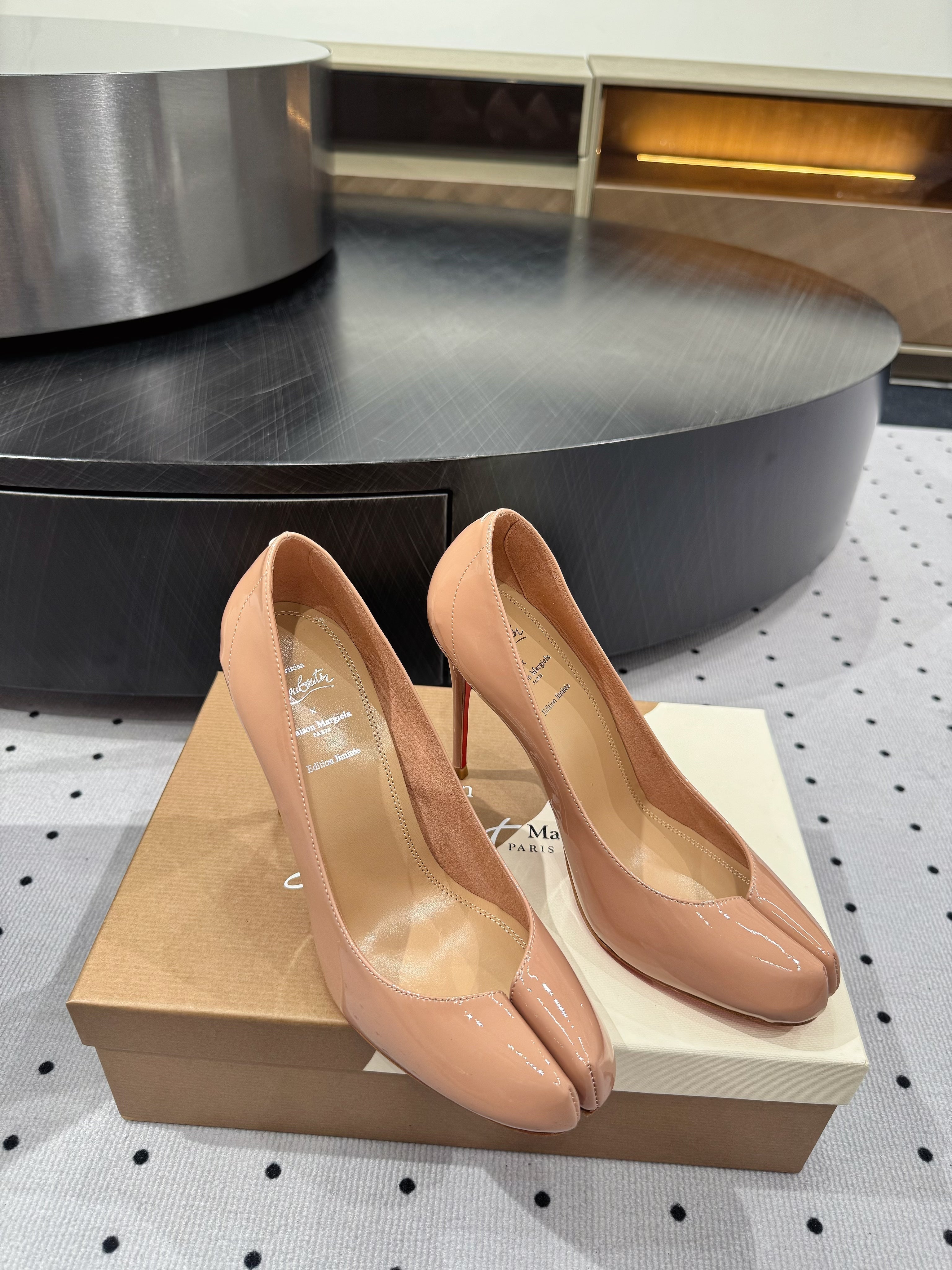 CL x Margiela 25 Pumps Beige 10cm Patent Leather 296037