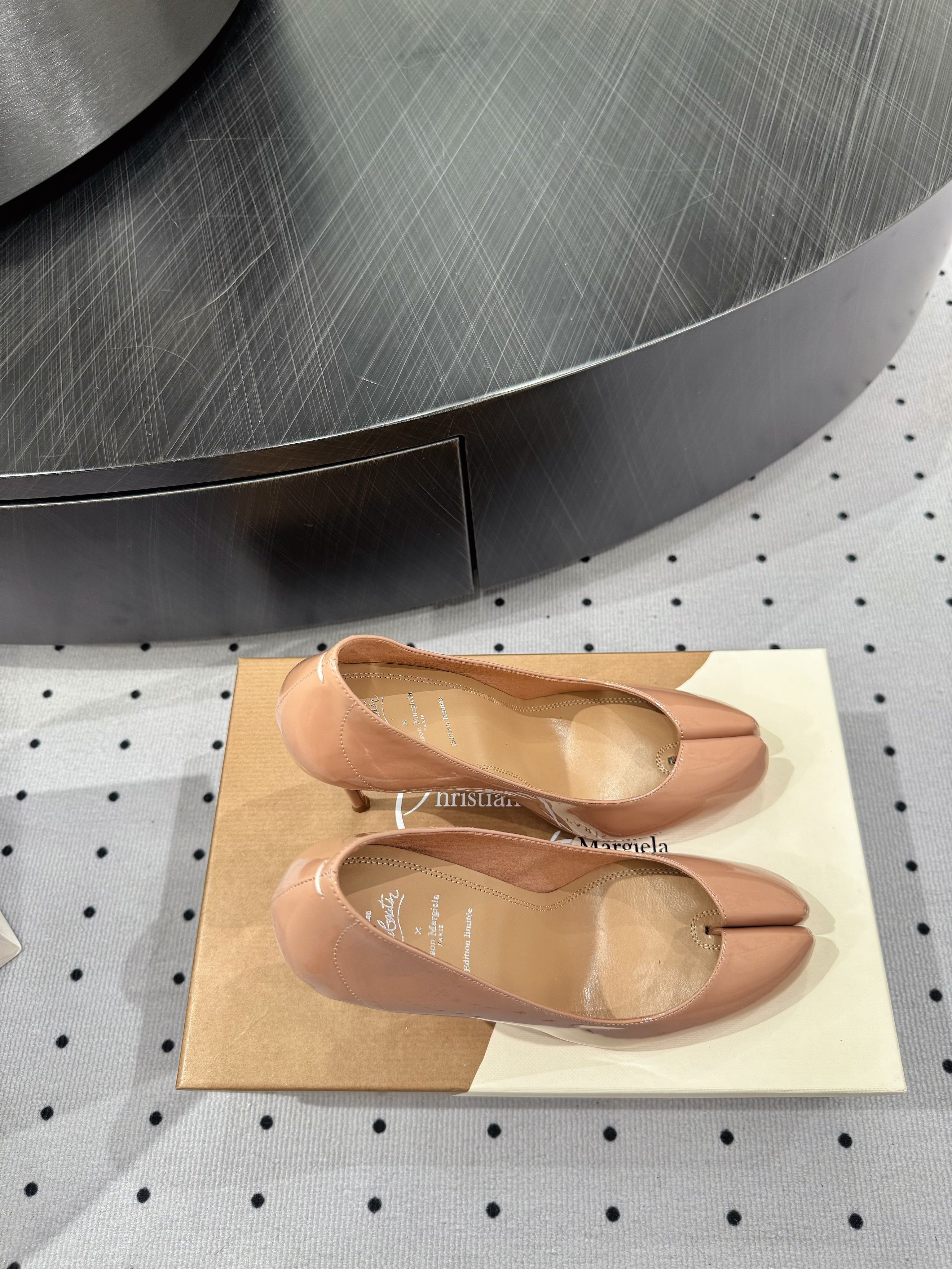 CL x Margiela 25 Pumps Beige 10cm Patent Leather 296037