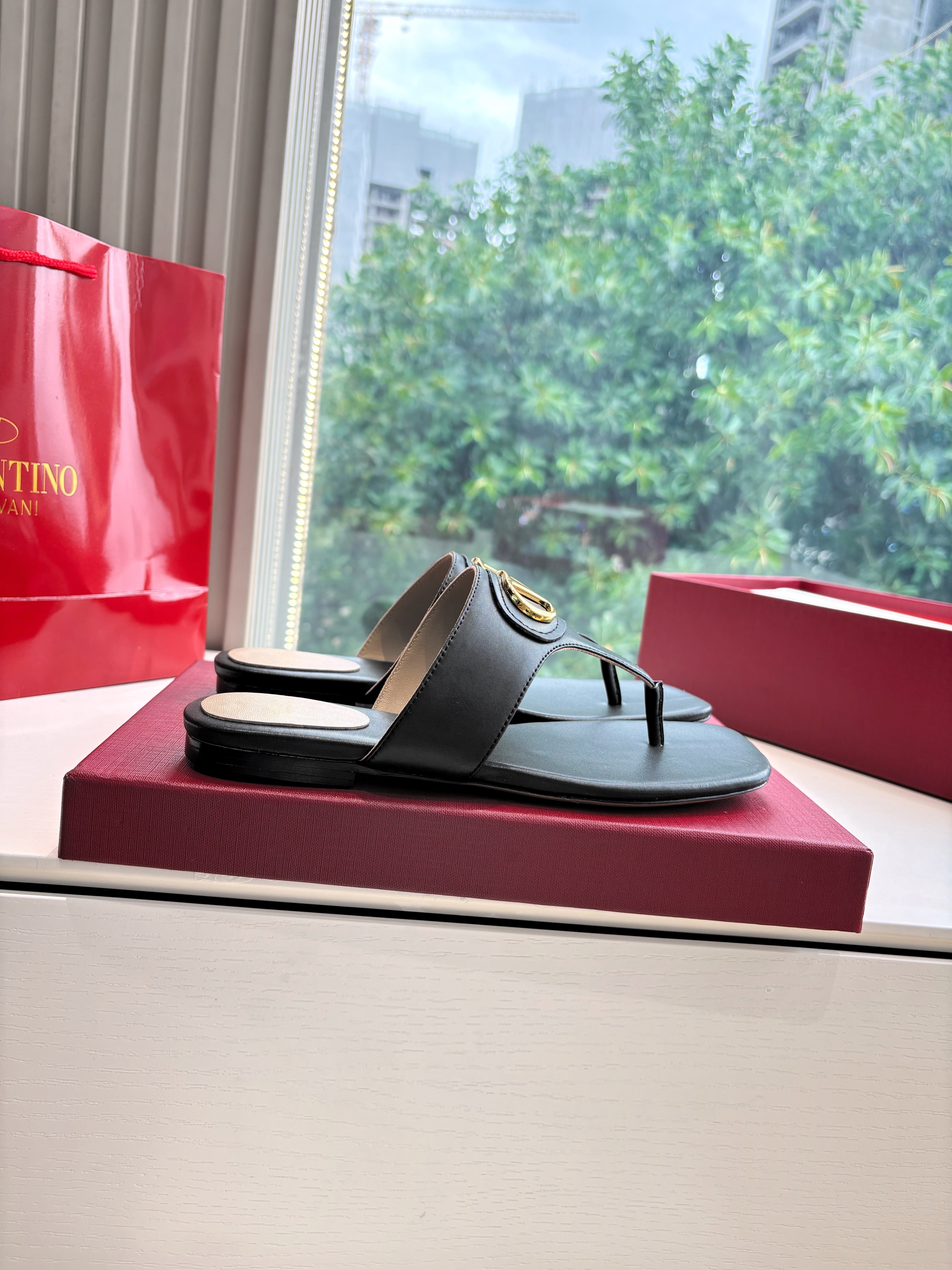 VT 25 Thong Sandals Black Sheepskin Slide