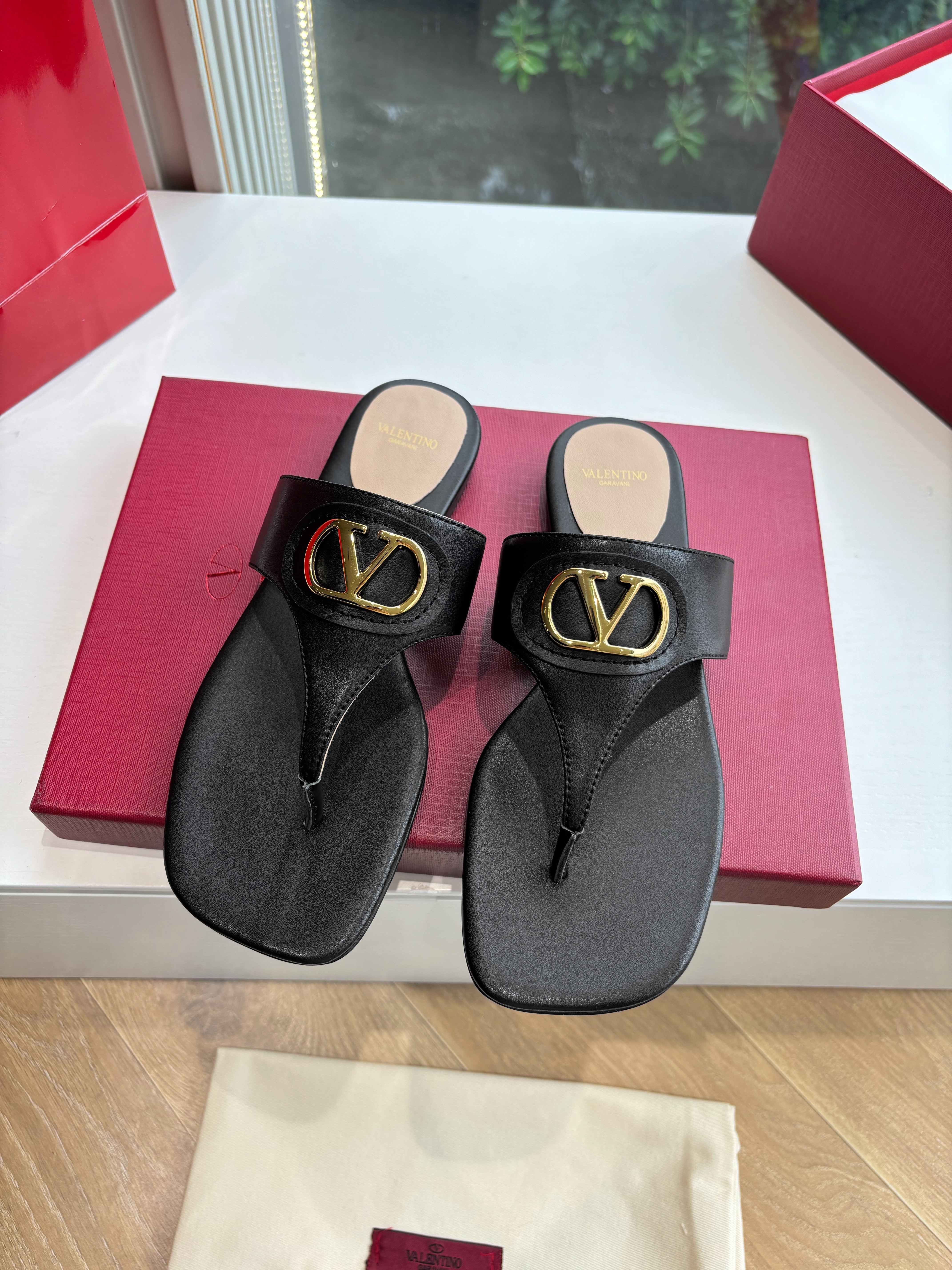 VT 25 Thong Sandals Black Sheepskin Slide