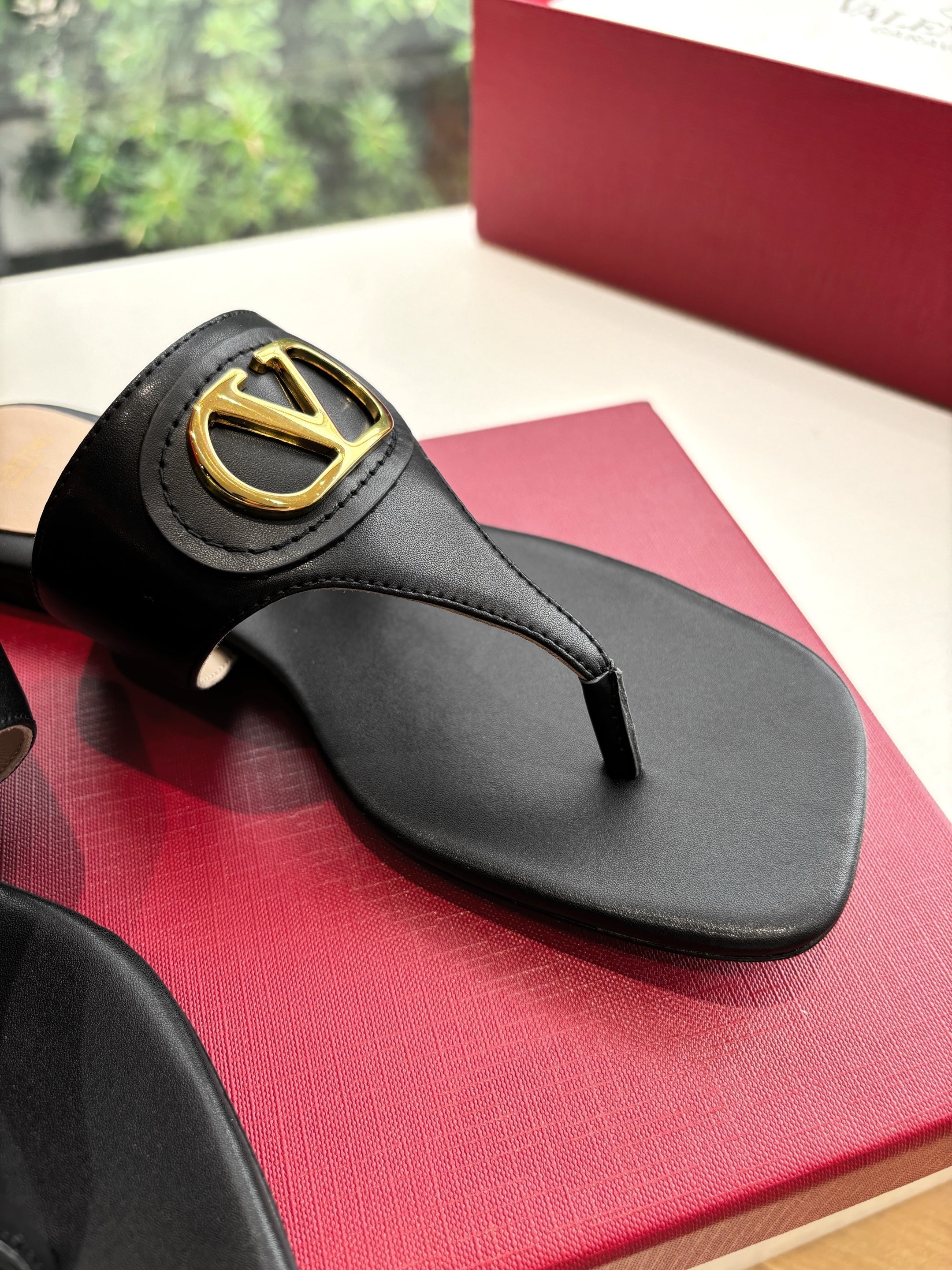 VT 25 Thong Sandals Black Sheepskin Slide