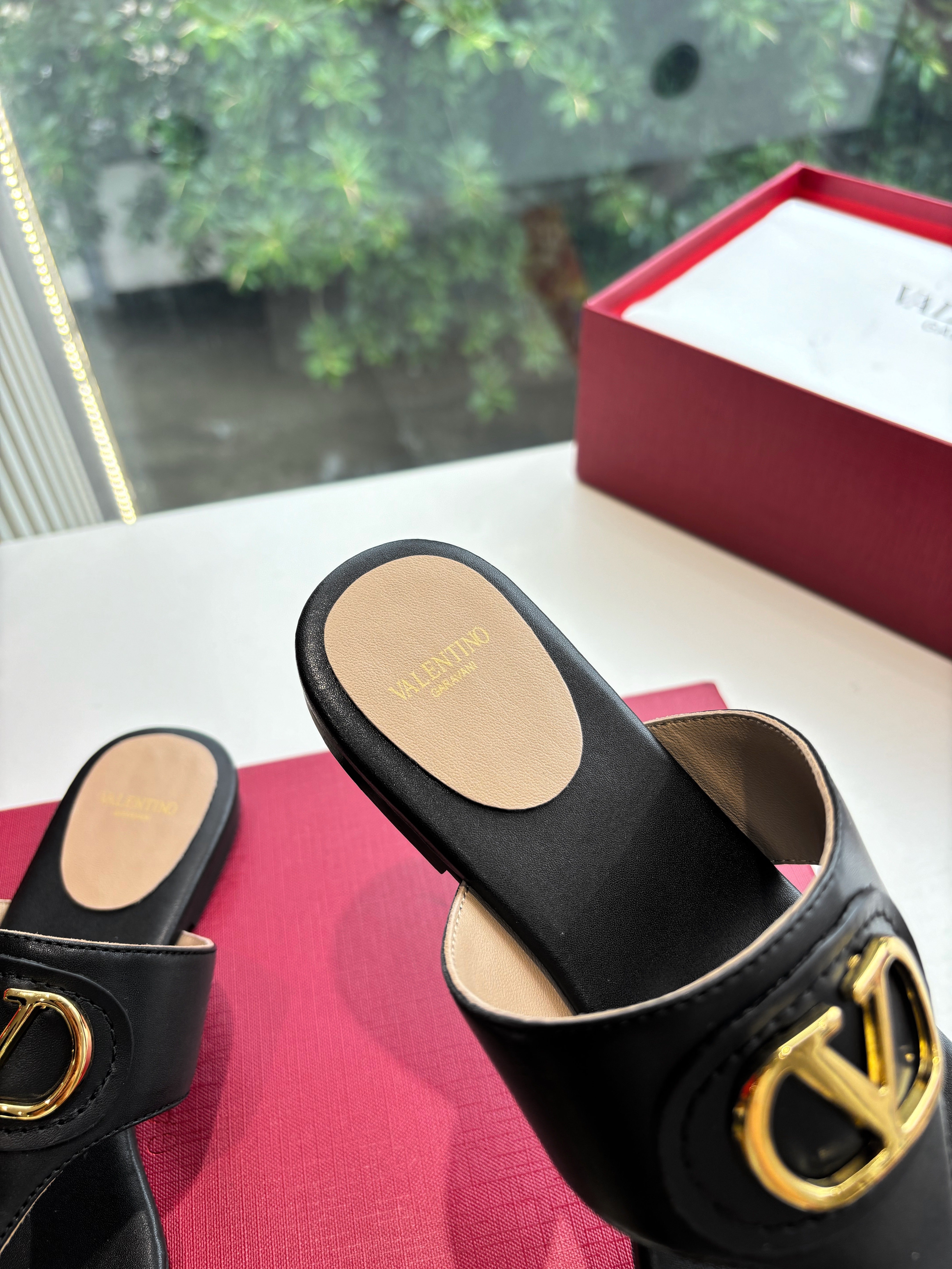 VT 25 Thong Sandals Black Sheepskin Slide