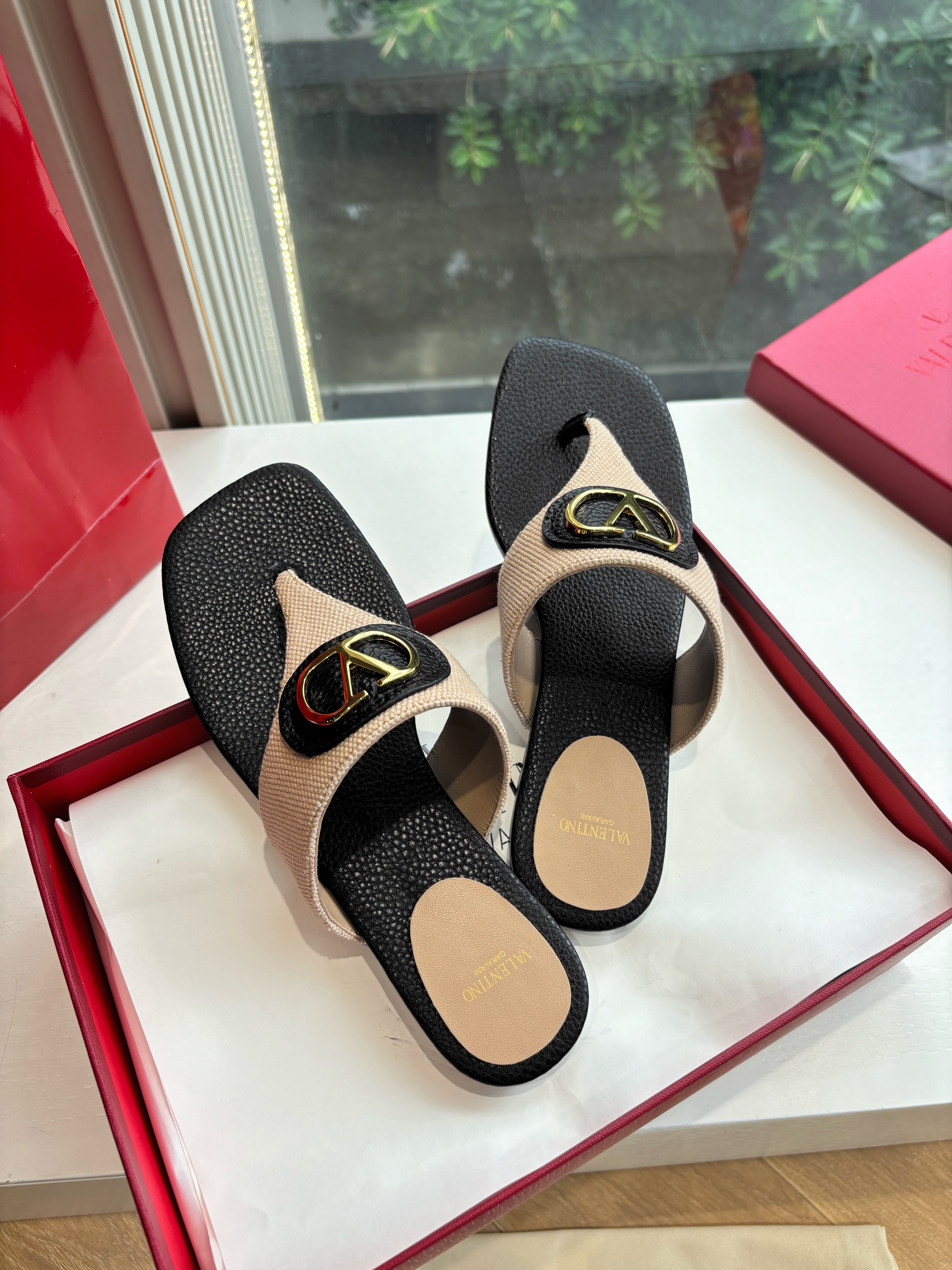 VT 25 Thong Sandals Black Beige Sheepskin Slide