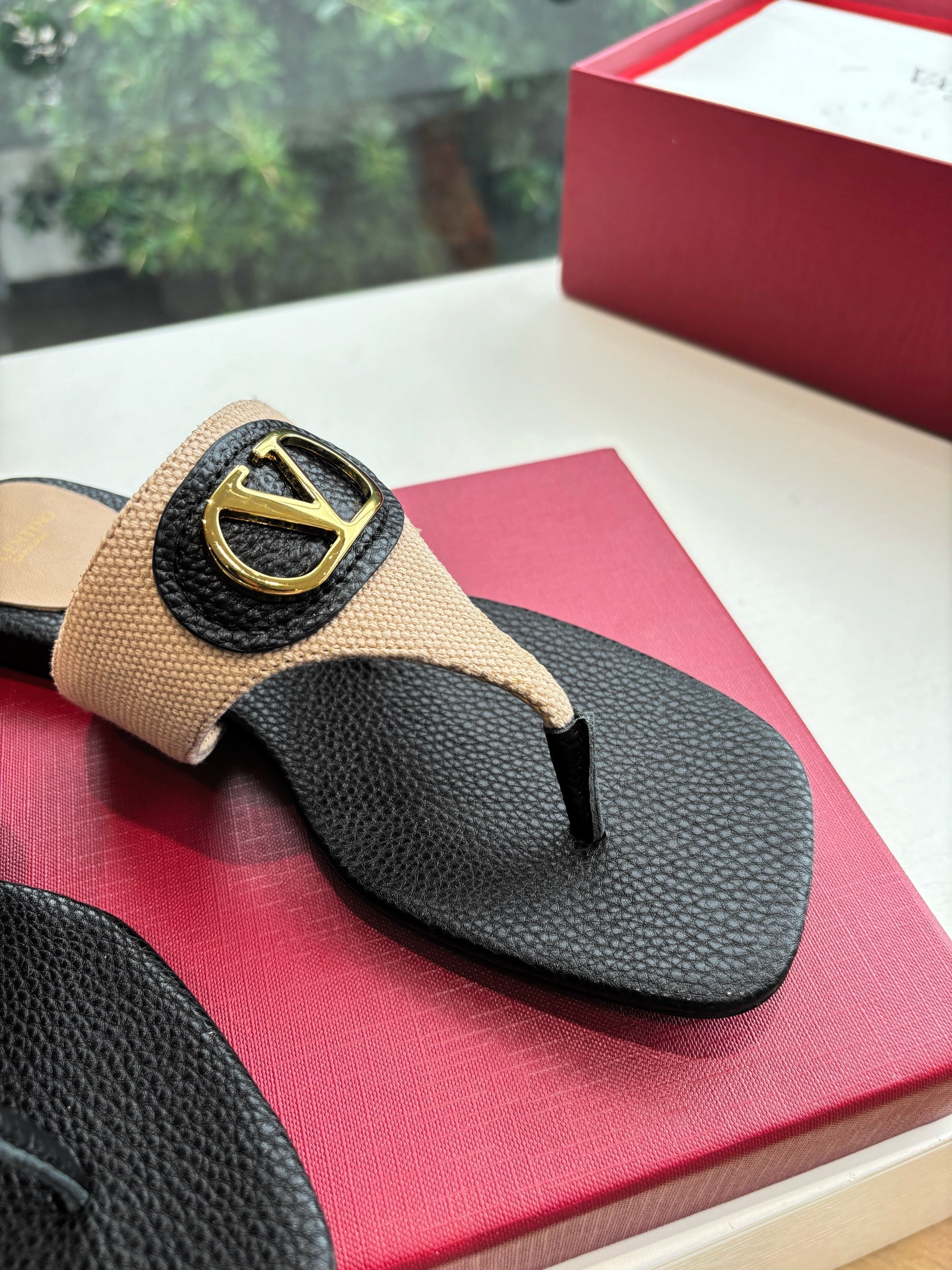 VT 25 Thong Sandals Black Beige Sheepskin Slide